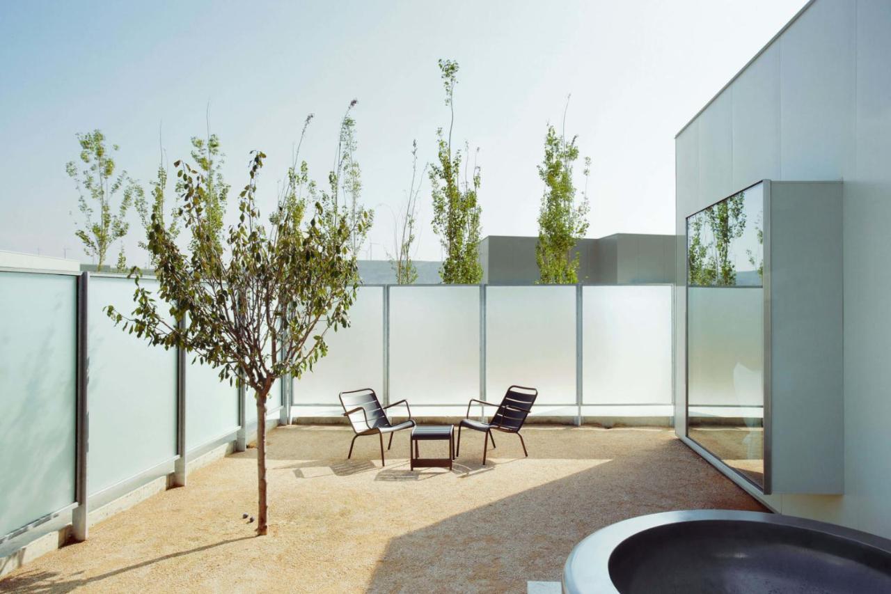 Cubo con bañera exterior y patio privado,1610830440:JPEG
