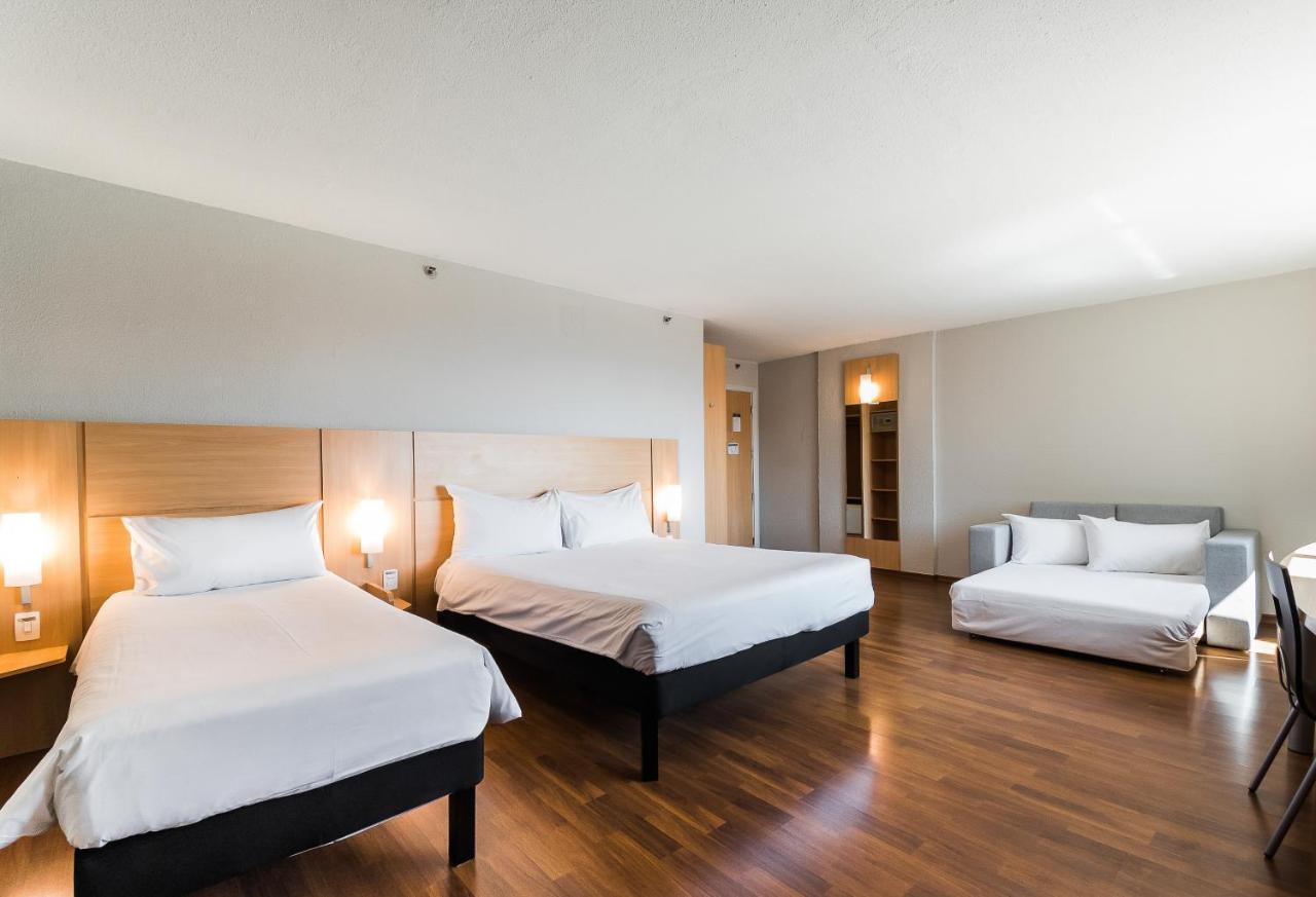 Quarto Família com Cama de Casal, Cama de Solteiro e Sofá-cama