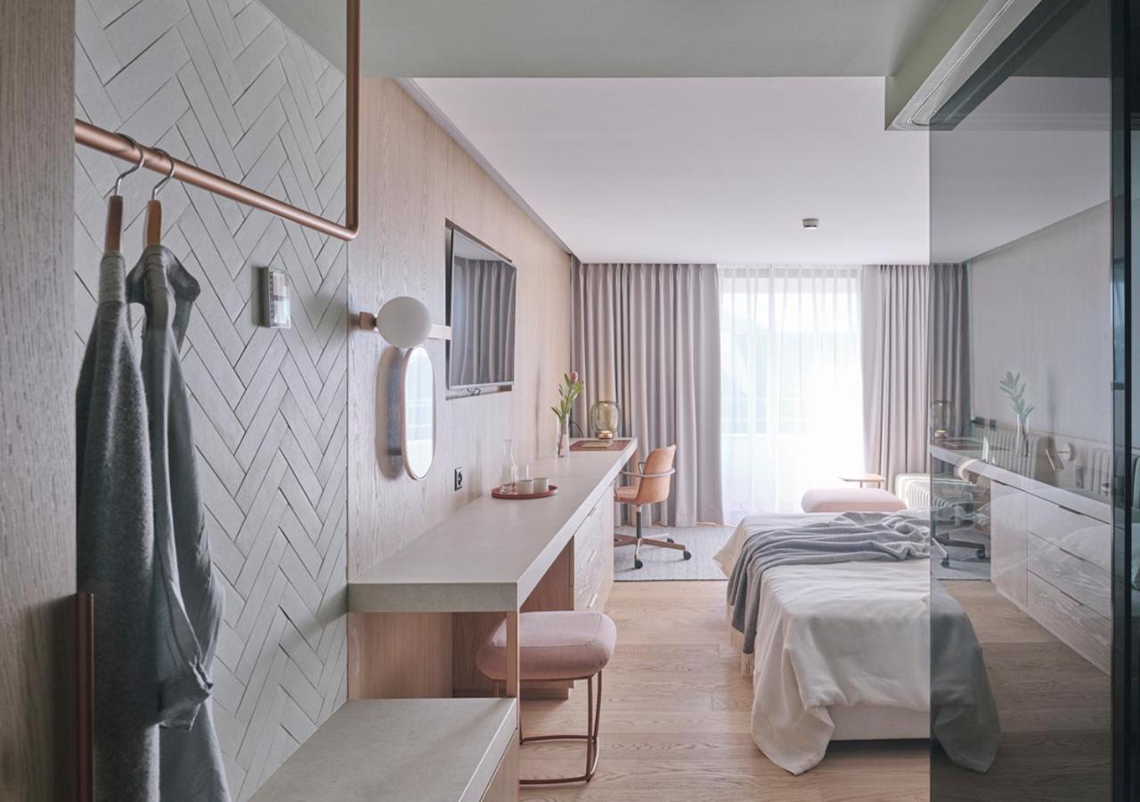 Chambre Lit King Size et Canapé-lit - Swiss Advantage
