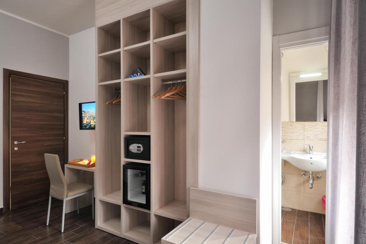 Quarto com 2 Camas de Solteiro e Banheiro Privativo