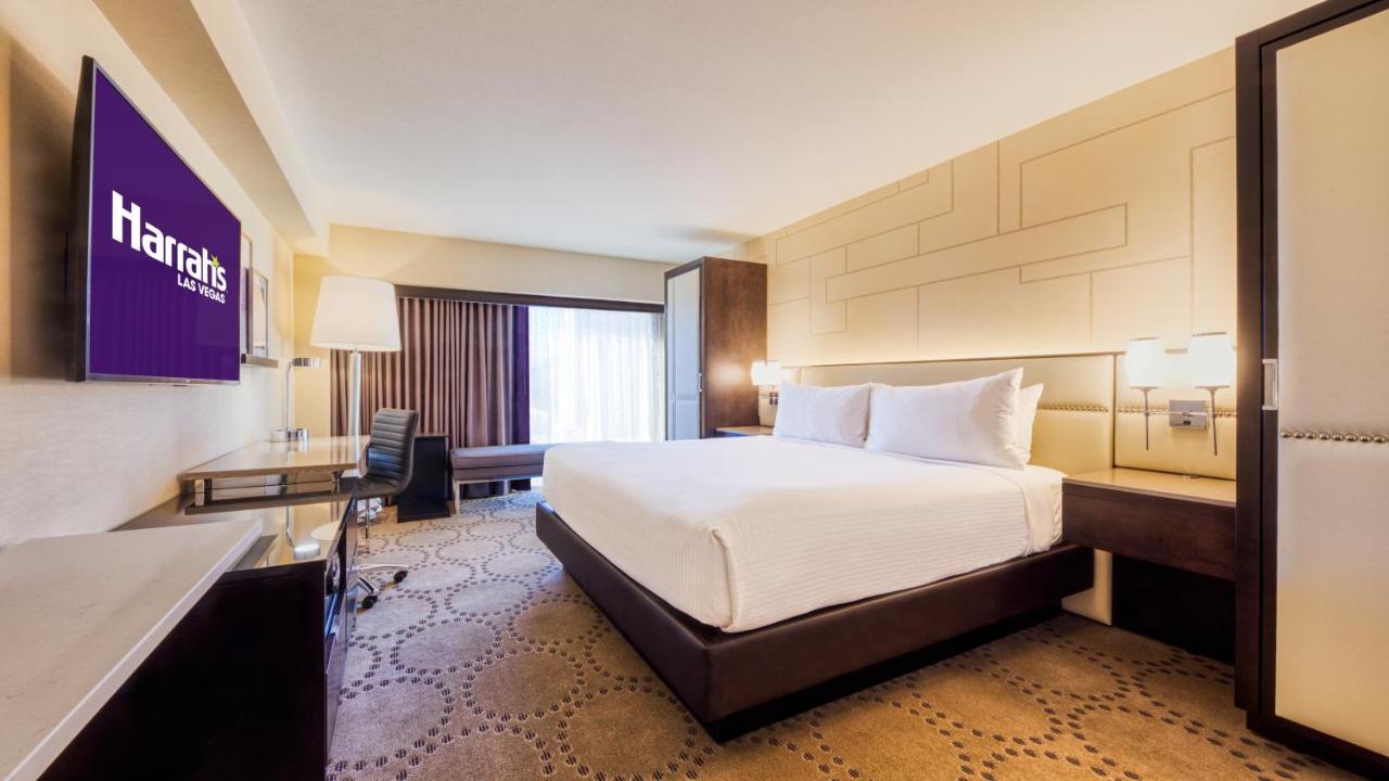 Mountain Tower Deluxe Room, 1 King Bed, Non-Smoking, Pool View