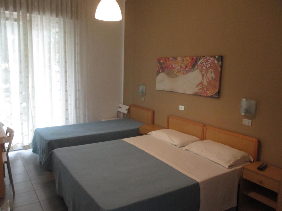 Camera Doppia con Letti Singoli con Letto Supplementare