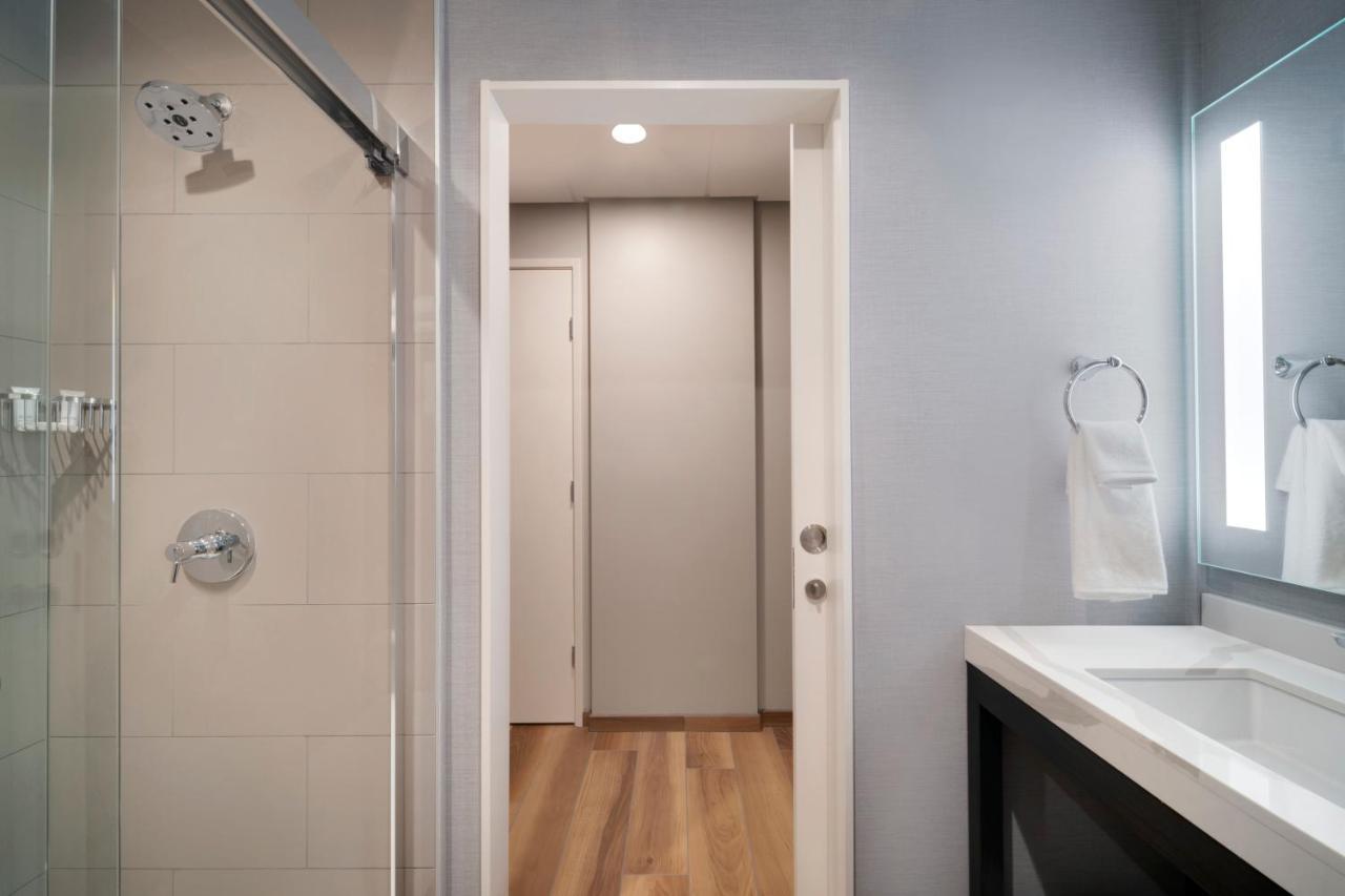 One Bedroom King Bed (Plus Sofa Bed),1226084711:JPEG