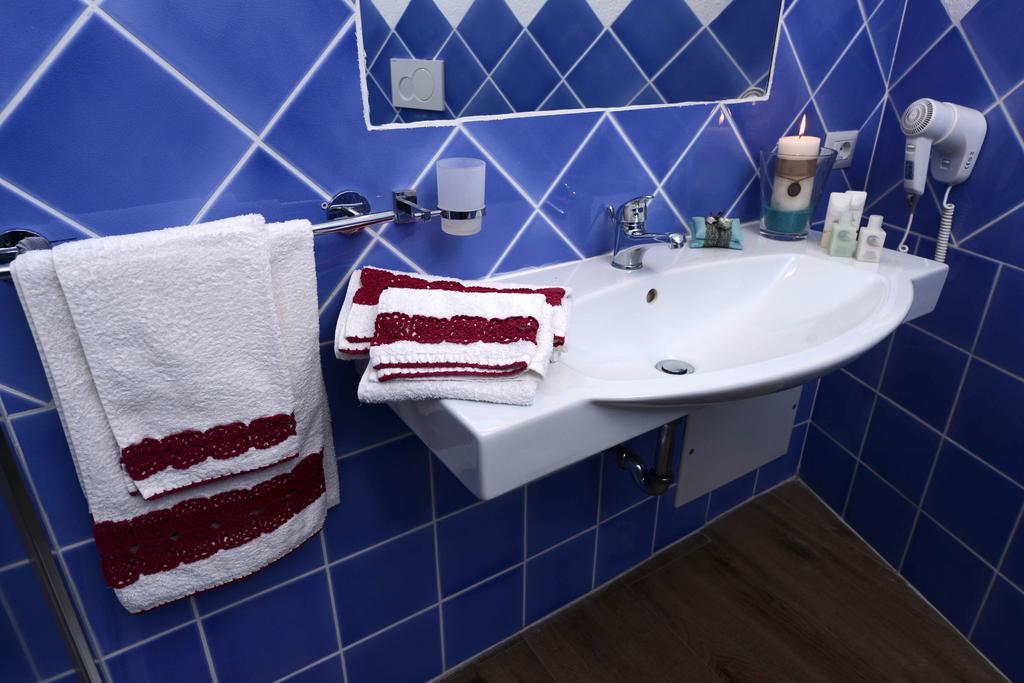 Two Connecting Rooms,116302613:JPEG