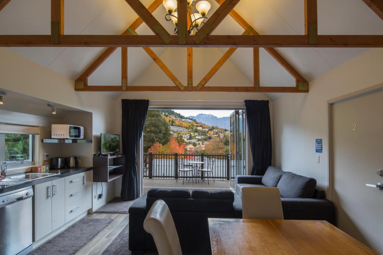 Apartment with Mountain View