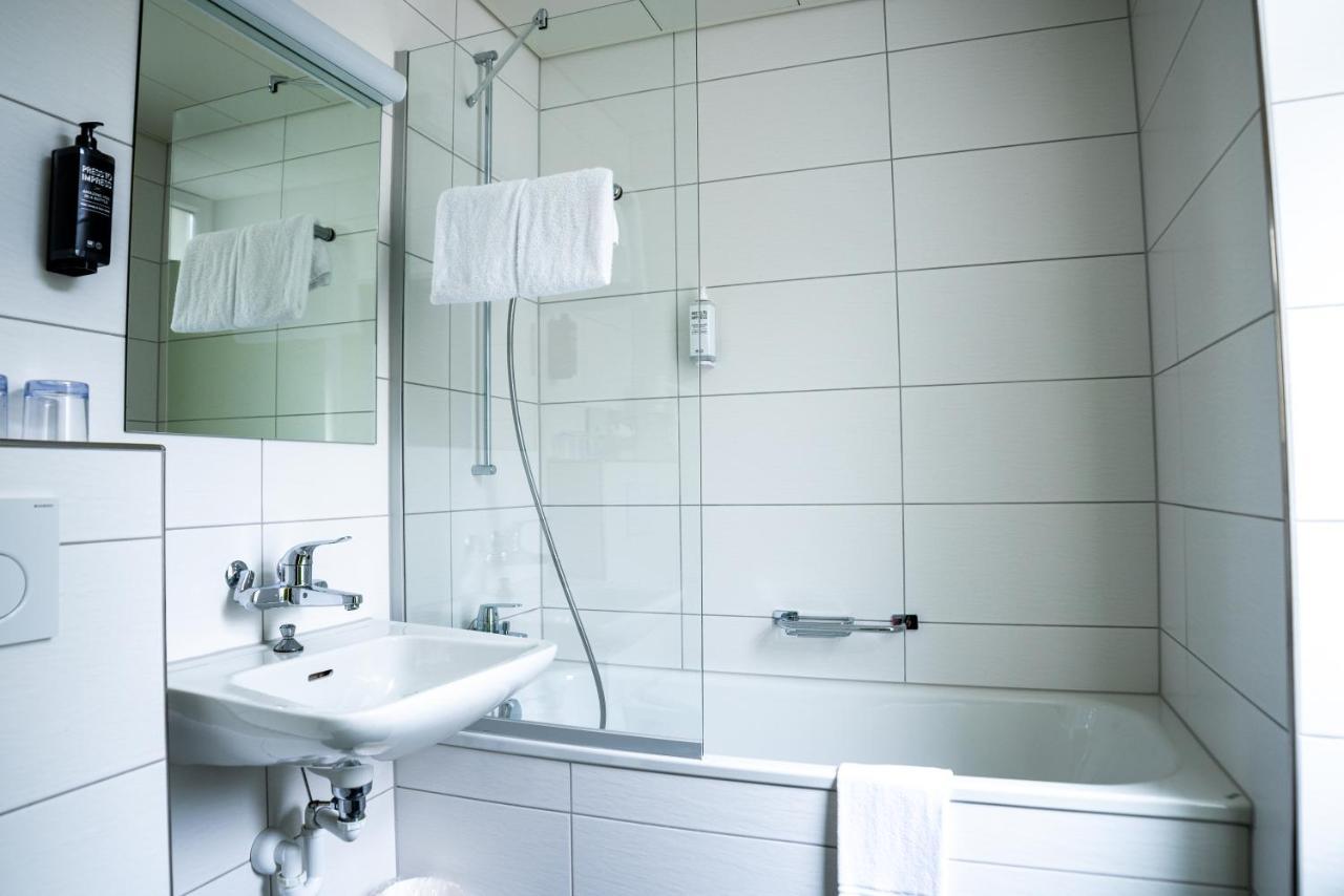 Quarto Standard com 2 Camas de Solteiro e Sofá