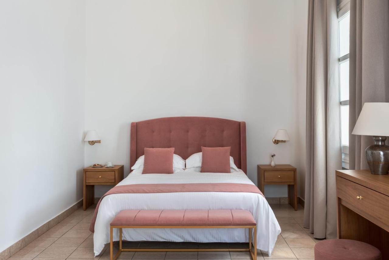 Classic Tweepersoonskamer met 1 of 2 Bedden en Balkon - Zijdelings Uitzicht op de Caldera
