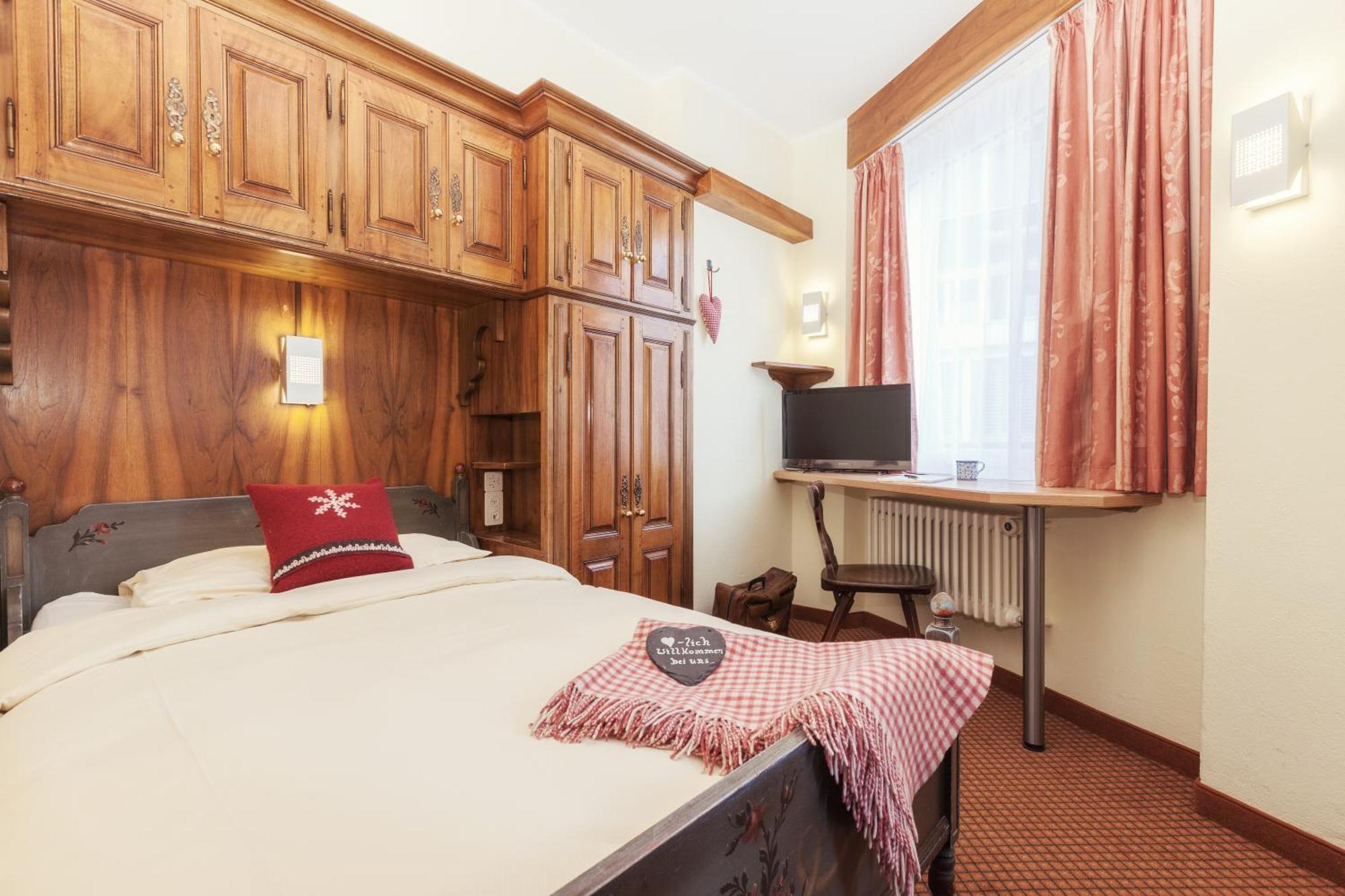 Single Room,824264060:JPEG