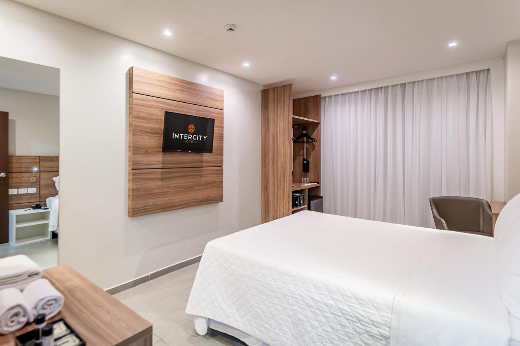 Standard Double 1 Queen Bed