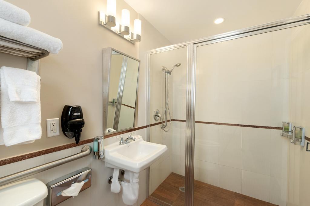 King Room with Roll-In Shower - Mobility Access/Non-Smoking