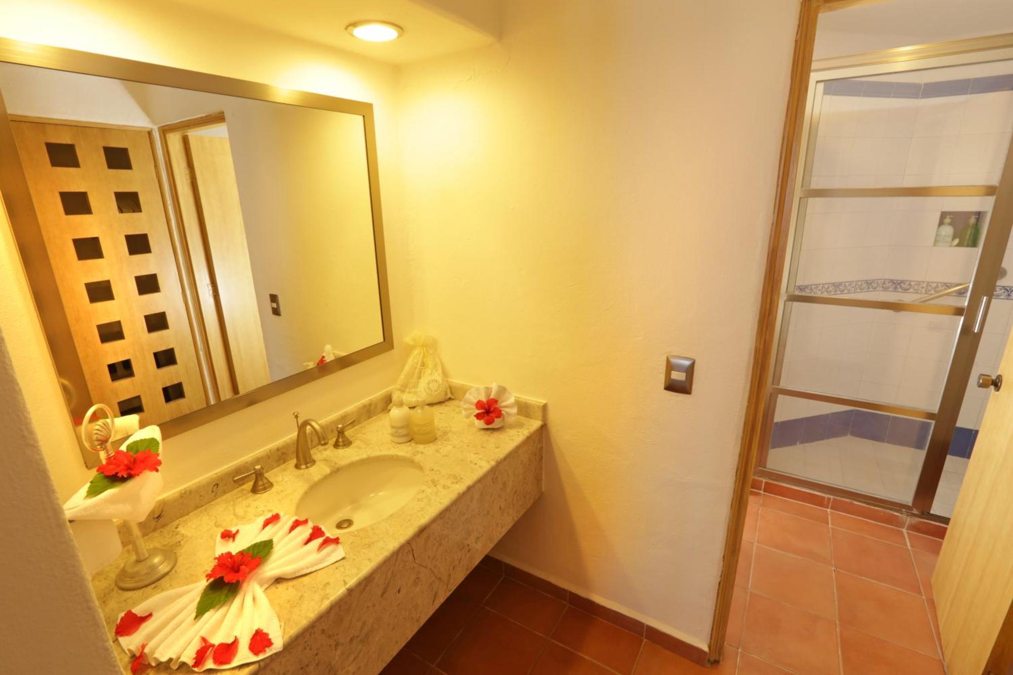 Suite met Queensize Bed en Uitzicht op het Zwembad