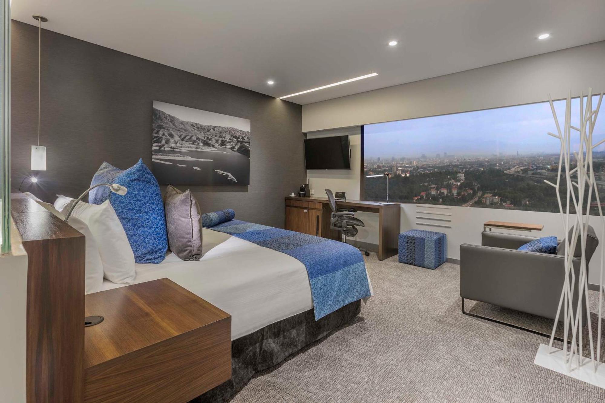 Club Floor King Room