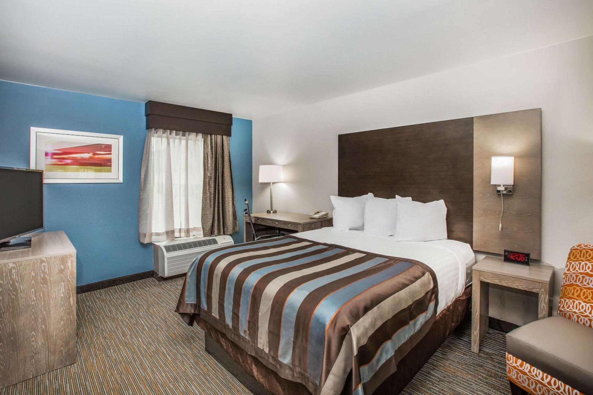 Deluxe Queen Room Non-Smoking Highway View