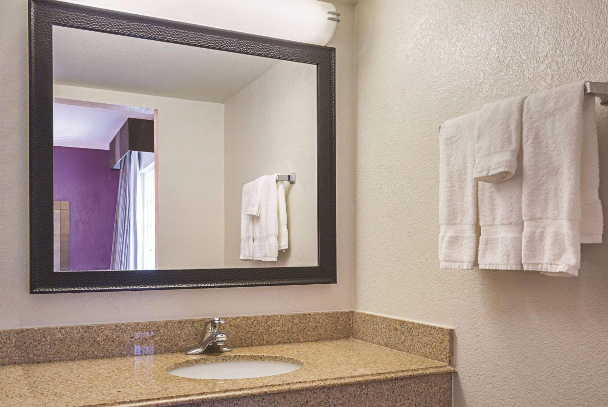 Two-Bedrooms Suite Mobility Accessible One King Bed Two Double Beds Non-Smoking,1275970537:JPEG