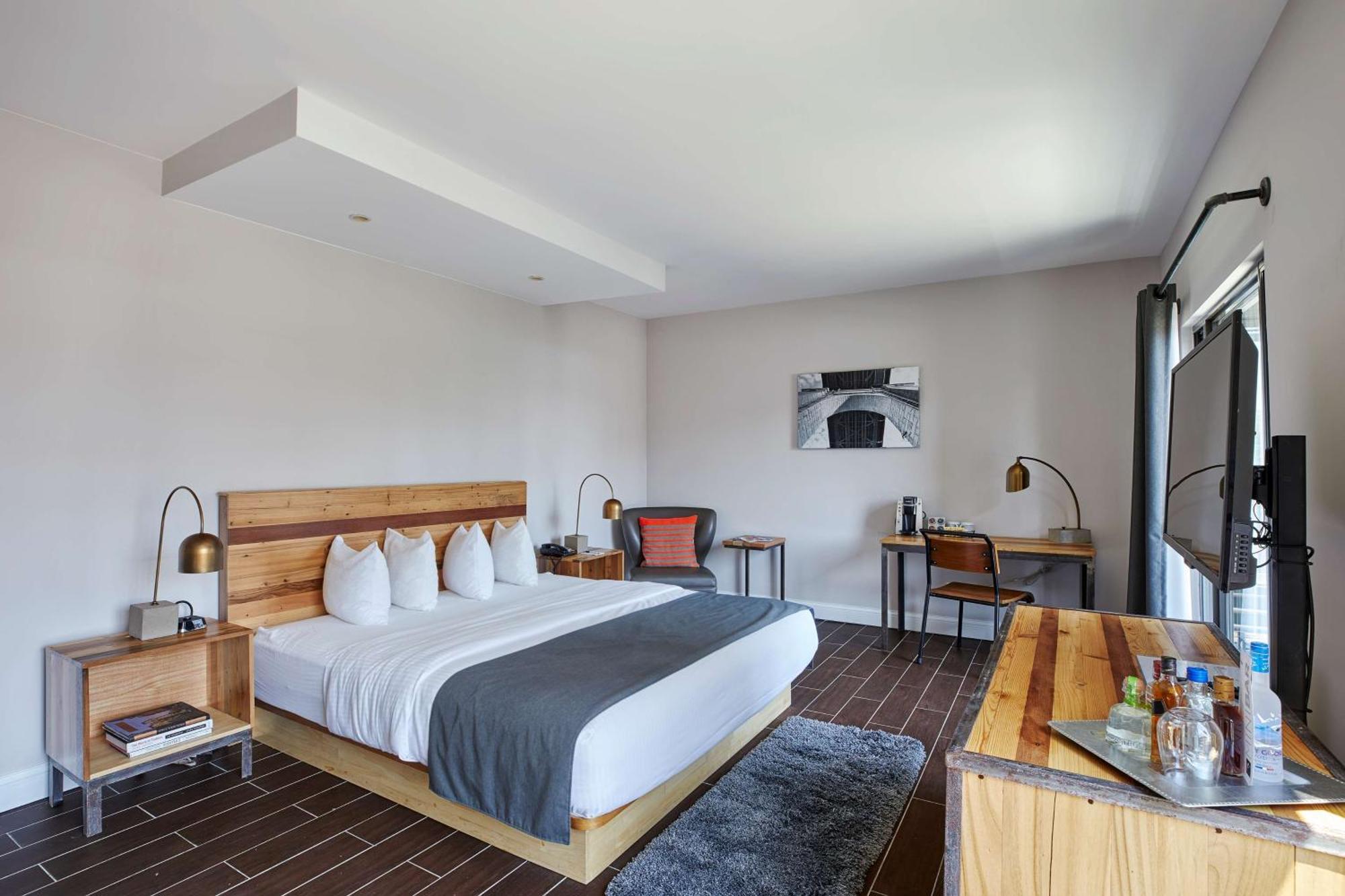 Superior King Balcony Room