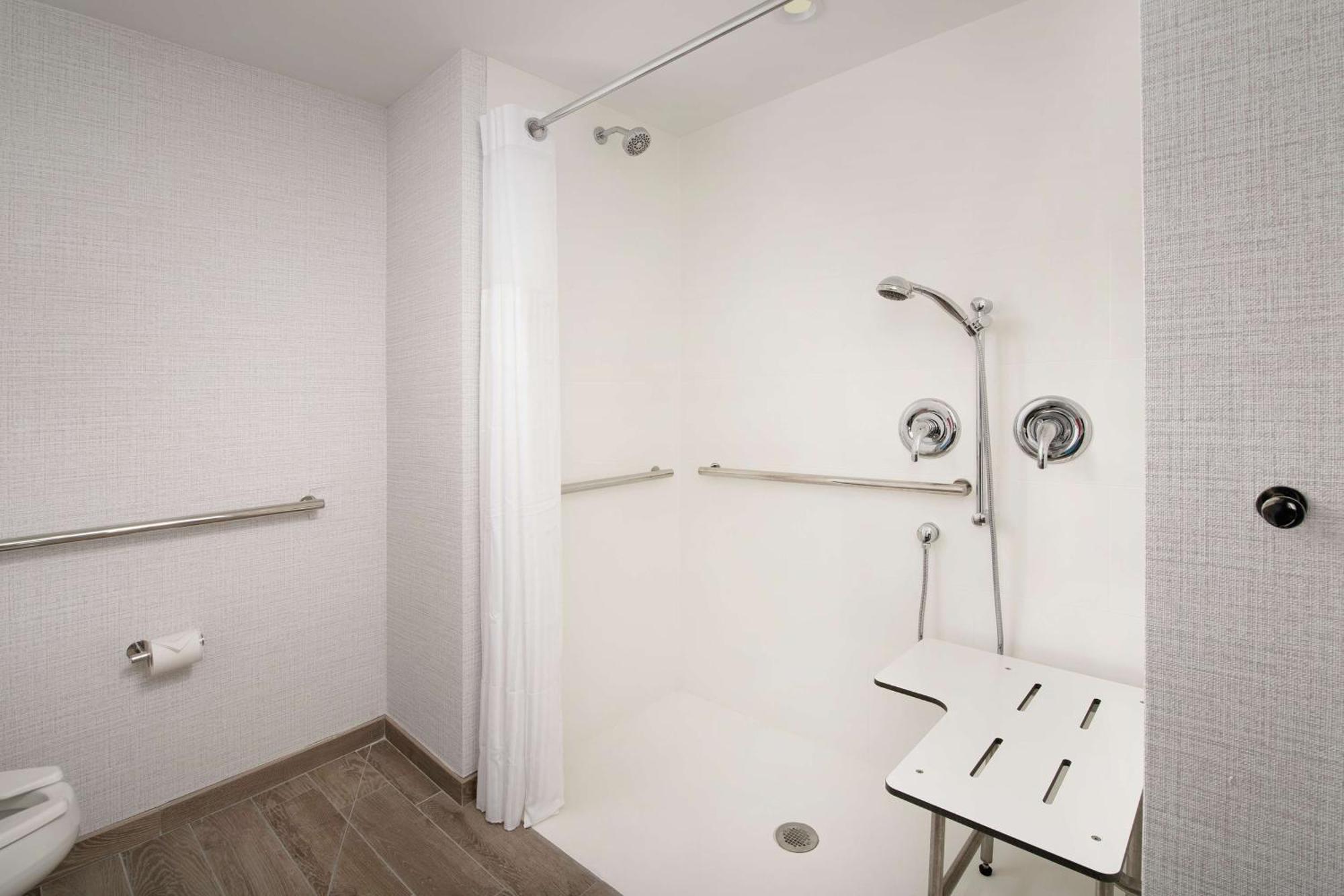 King Room with Roll-In Shower - Mobility Access,1548818392:JPEG