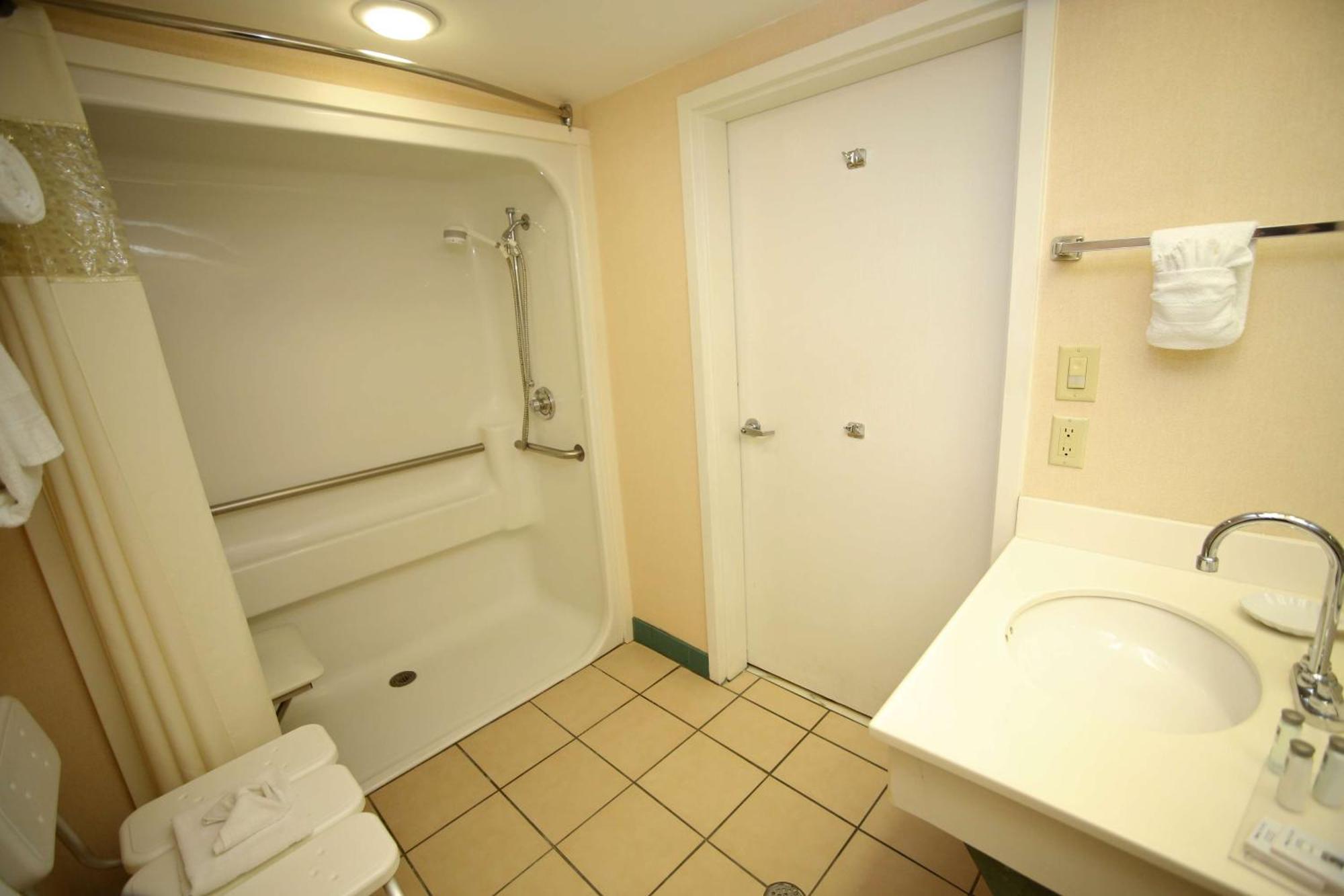 Chambre Lit King-Size - Accessible aux Personnes à Mobilité Réduite - Non-Fumeurs