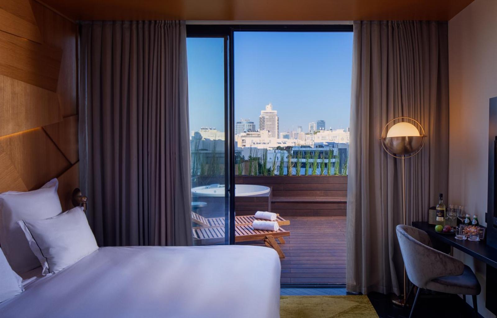Quarto com Terraço e Banheira de Hidromassagem