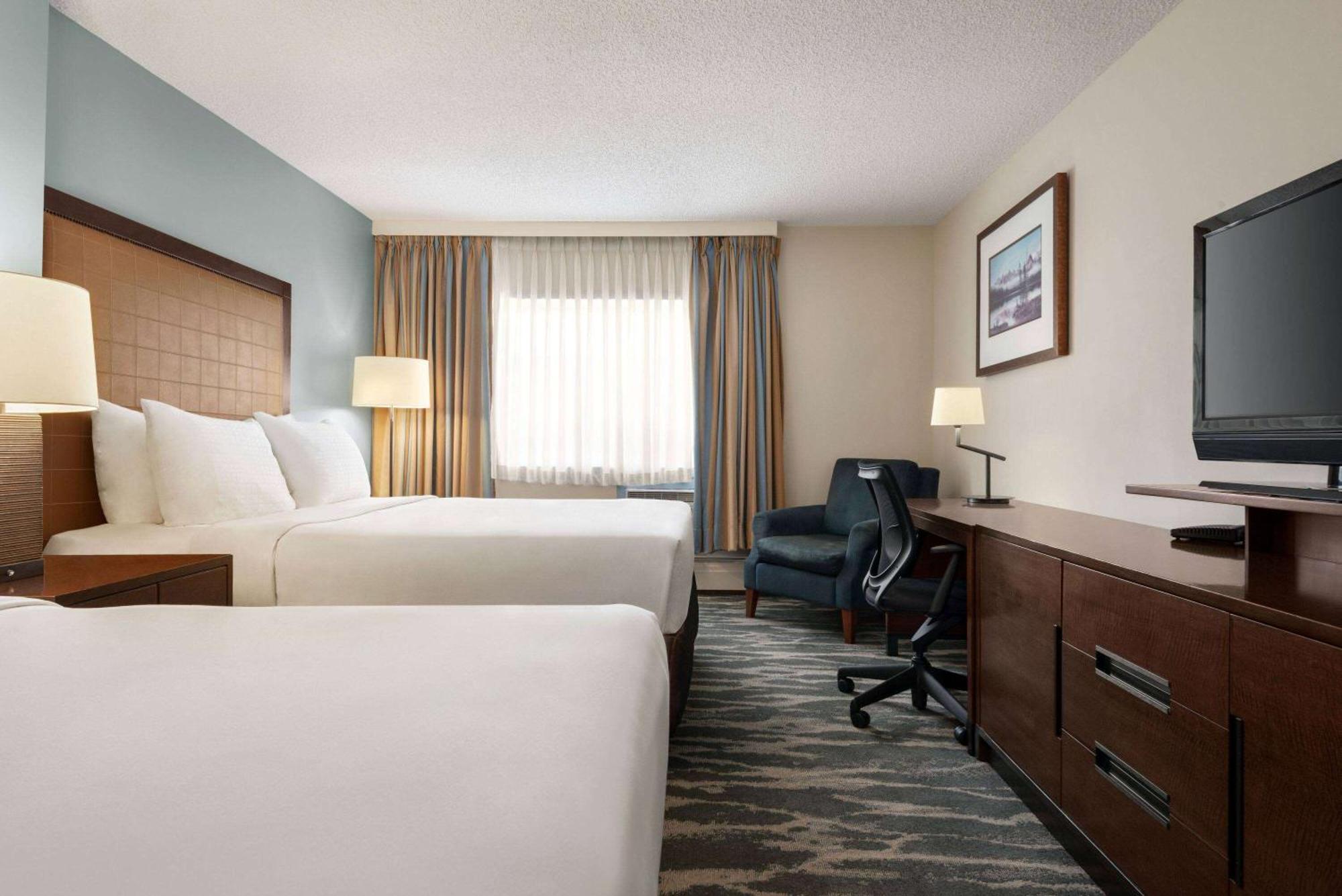 Deluxe Queen Room with Two Queen Beds - Non-Smoking