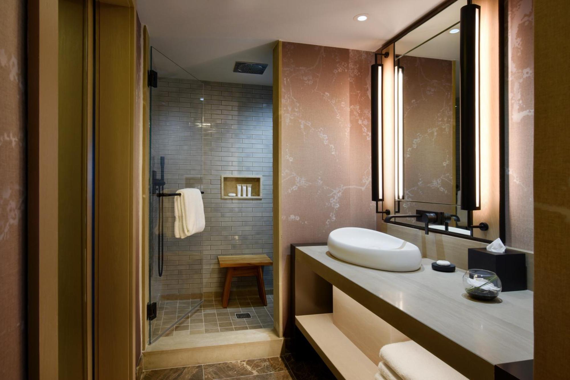 Quarto com Cama King-size e Vista do Resort - Acessível para Hóspedes com Mobilidade Reduzida