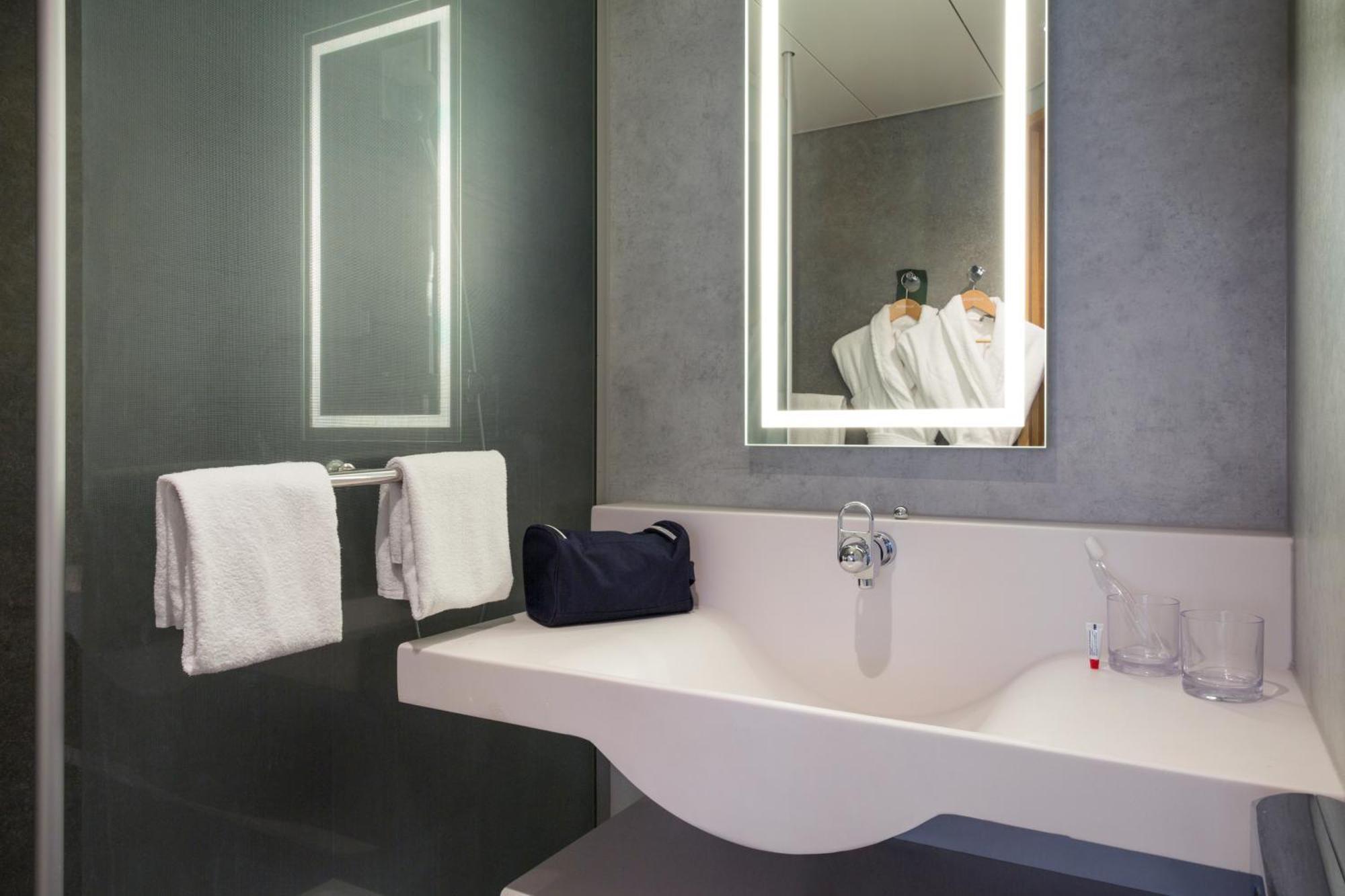 MyRoom by Nicolas & Joao: Rock N'Room / Executi ve Business Room