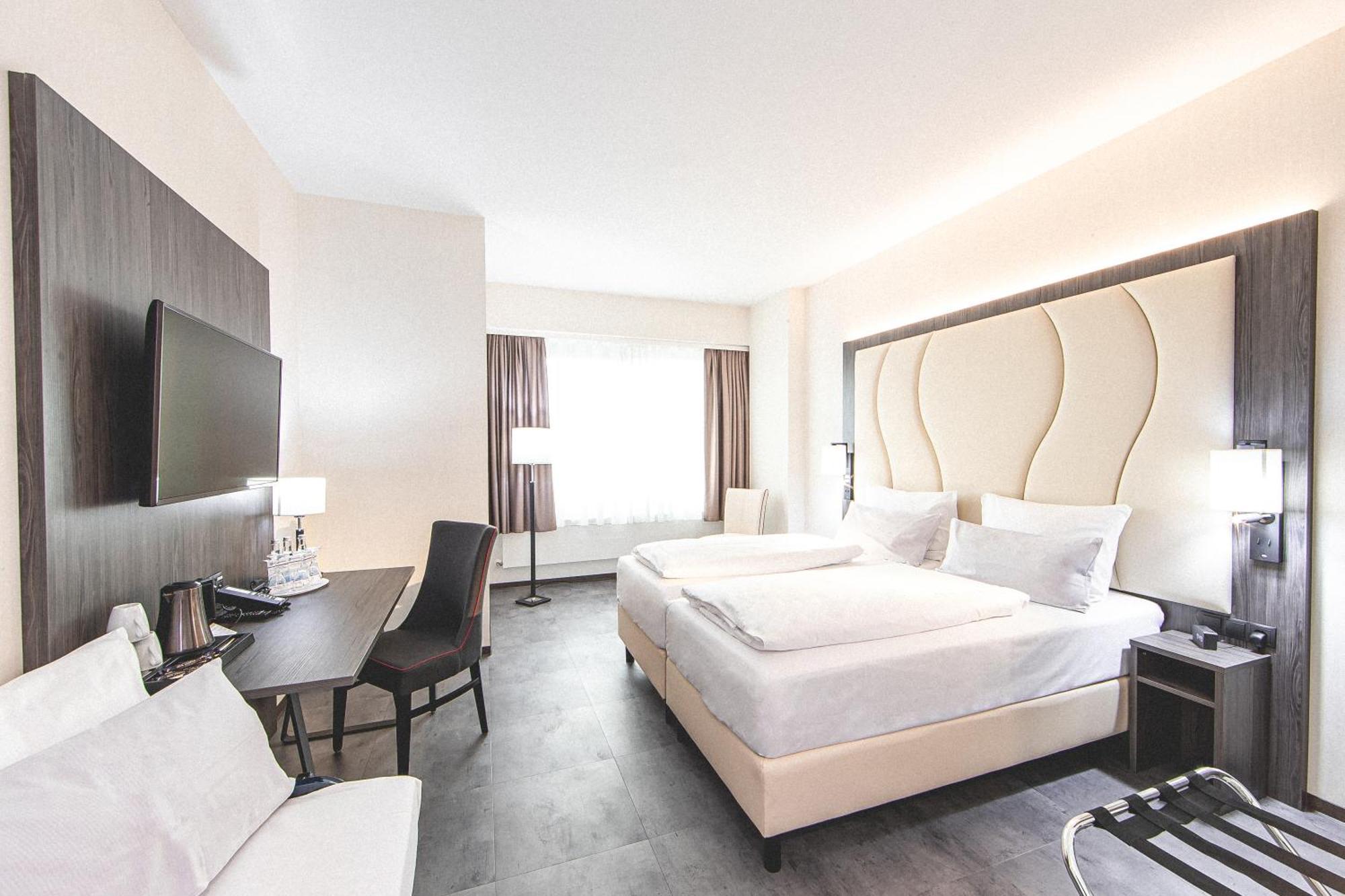Deluxe Quadruple Room with One Double and Two Single Beds,1400510951:JPEG