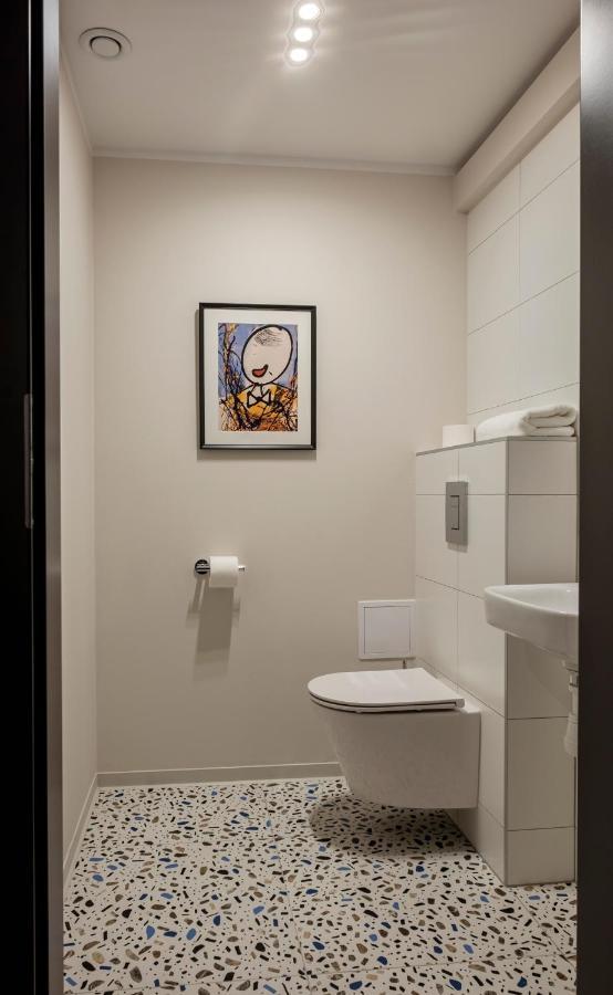 One-Bedroom Apartment,1379758103:JPEG