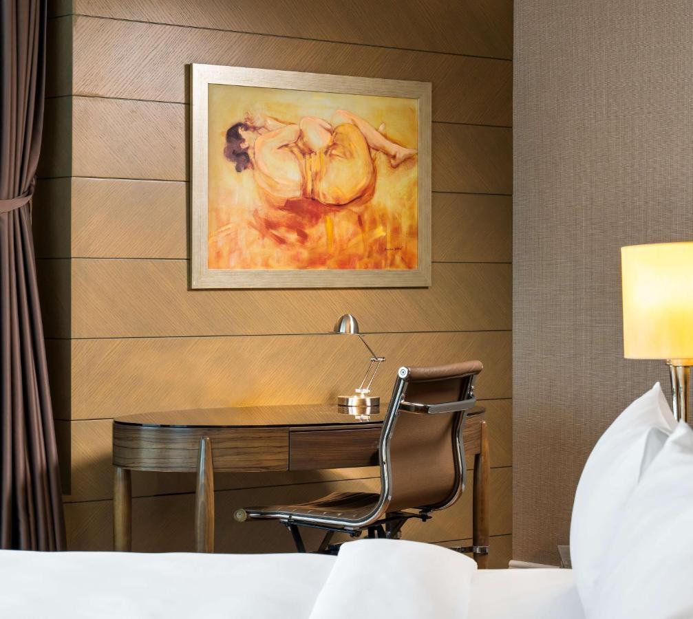 Suite Panoramique avec Accès au Salon - Vue sur Ville