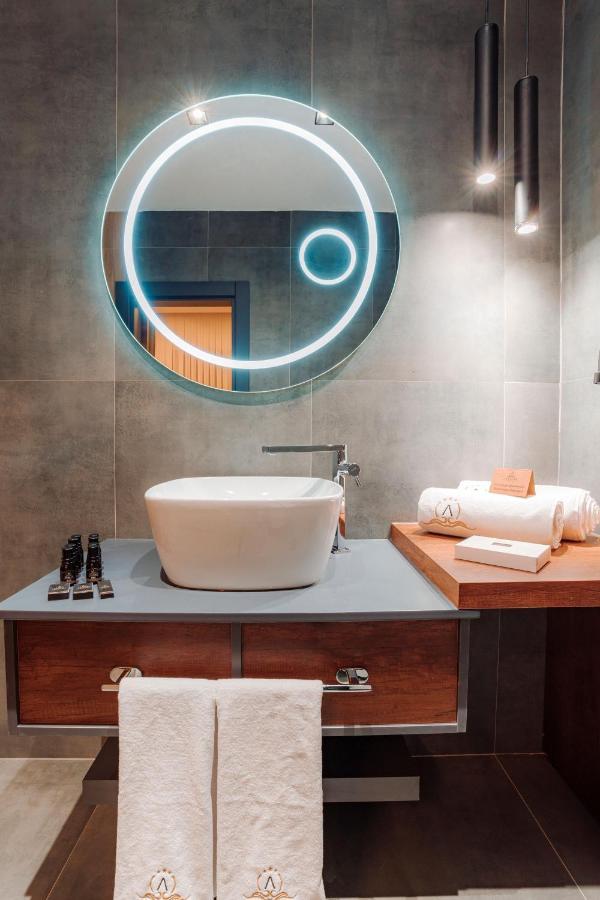 Queen Suite with Spa Bath