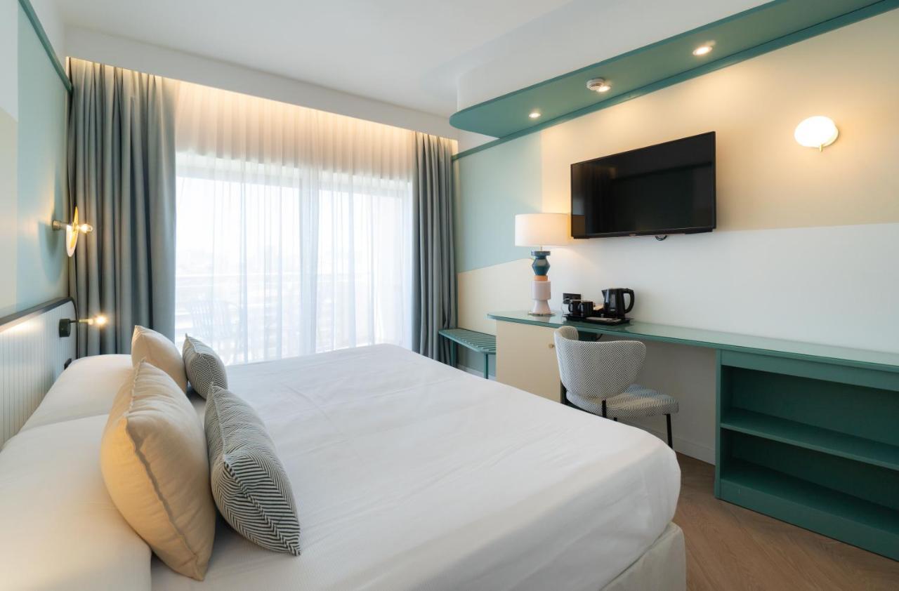 Superior Club Kamer met Uitzicht op het Zwembad (3 Volwassenen)