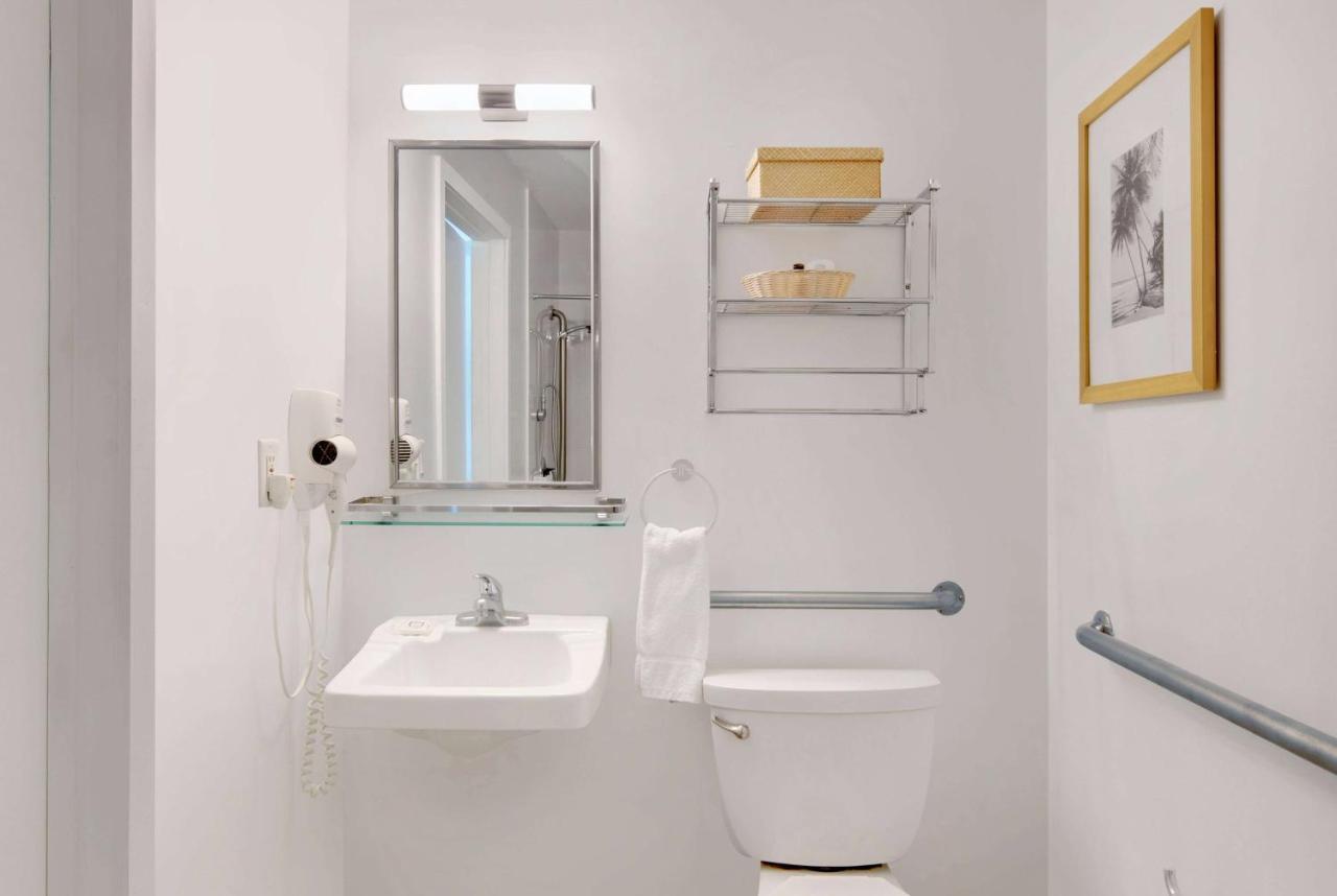 1 King Bed, Mobility/Hearing Accessible Room, Roll-In Shower, Non-Smoking