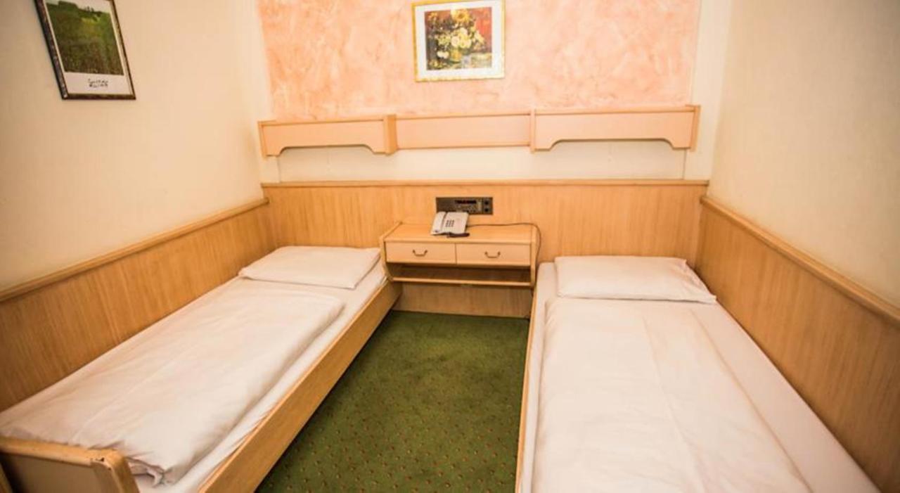 Twin Room,1586825839:JPEG