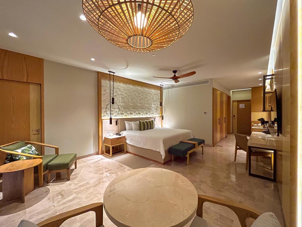 Suíte Júnior VIP Serenity com Cama King-size e Vista Parcial do Mar