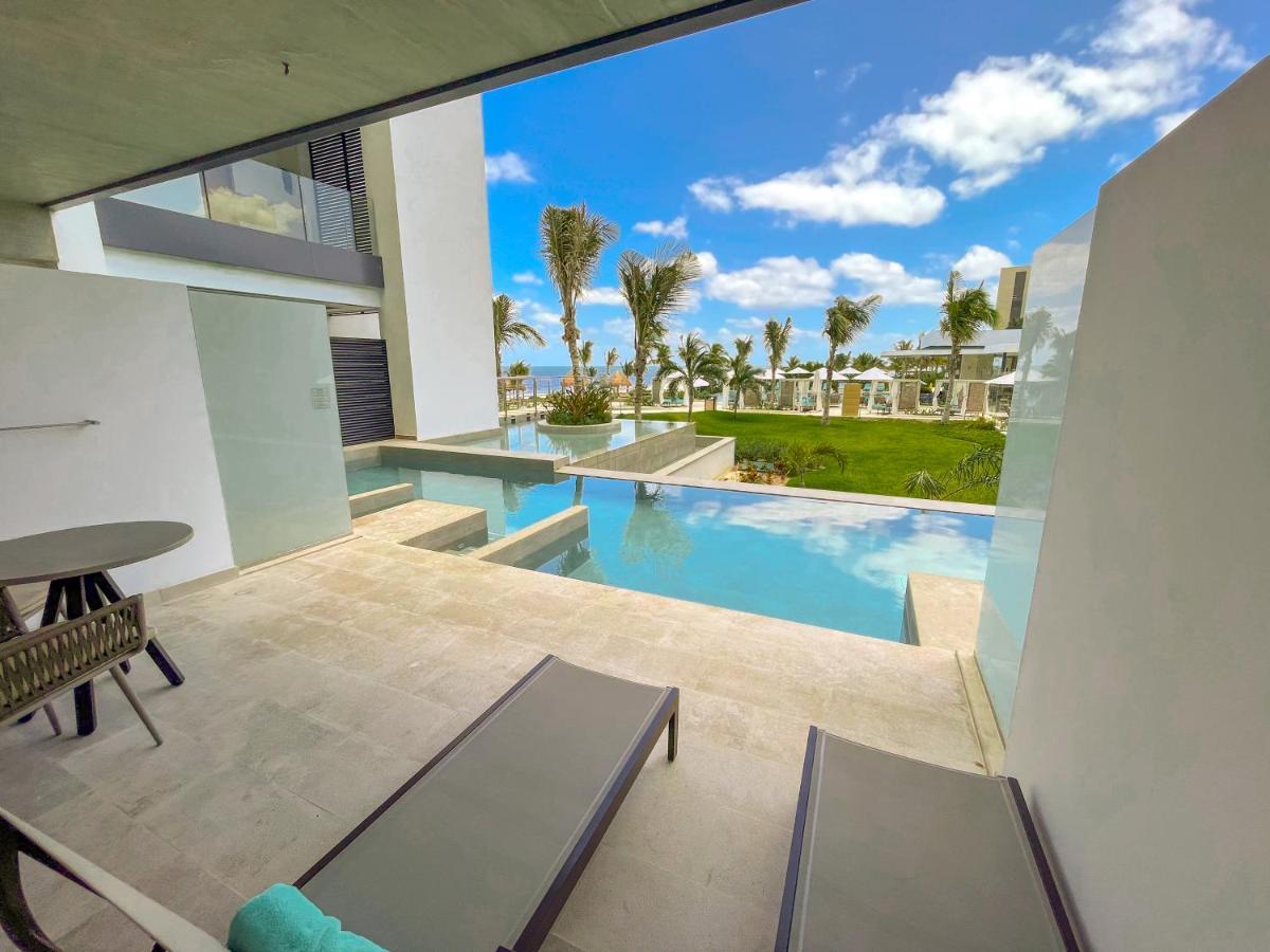 Suíte Júnior VIP Serenity com Cama King-size, Vista Parcial do Mar e Acesso Direto à Piscina