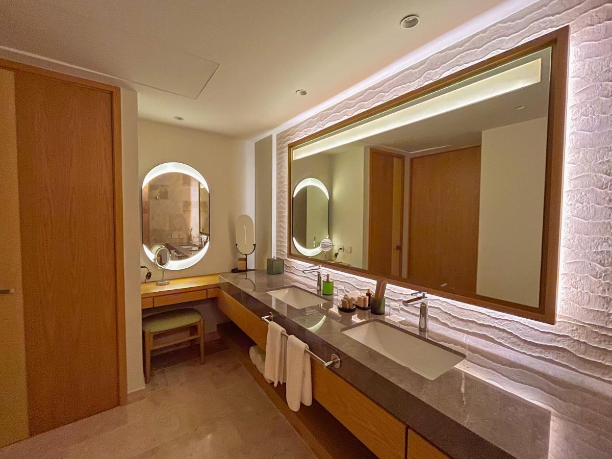 Suíte Júnior VIP Serenity com 2 Camas Queen-size e Vista Parcial do Mar