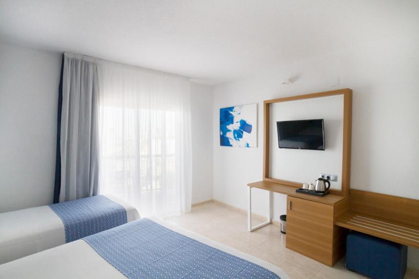 Chambre Triple Standard - Vue Partielle sur Mer