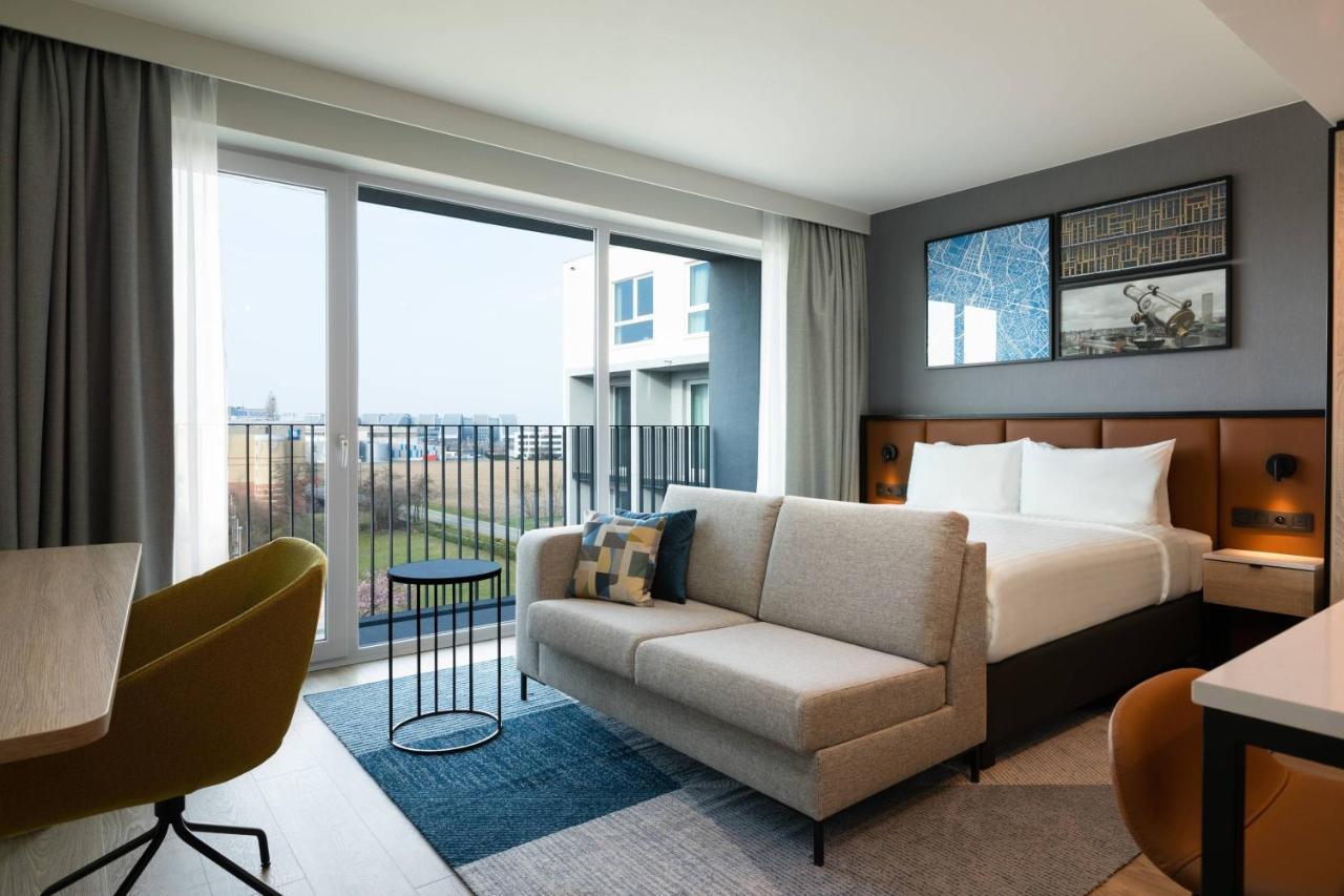 Studio met Queensize Bed en Balkon