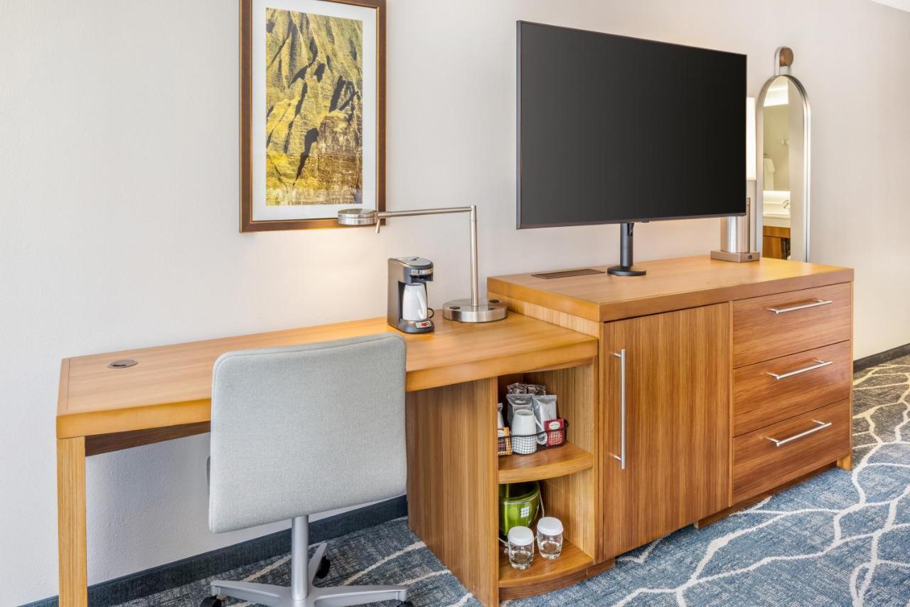 King Room with Bathtub, sofa bed and city view – Disability Access