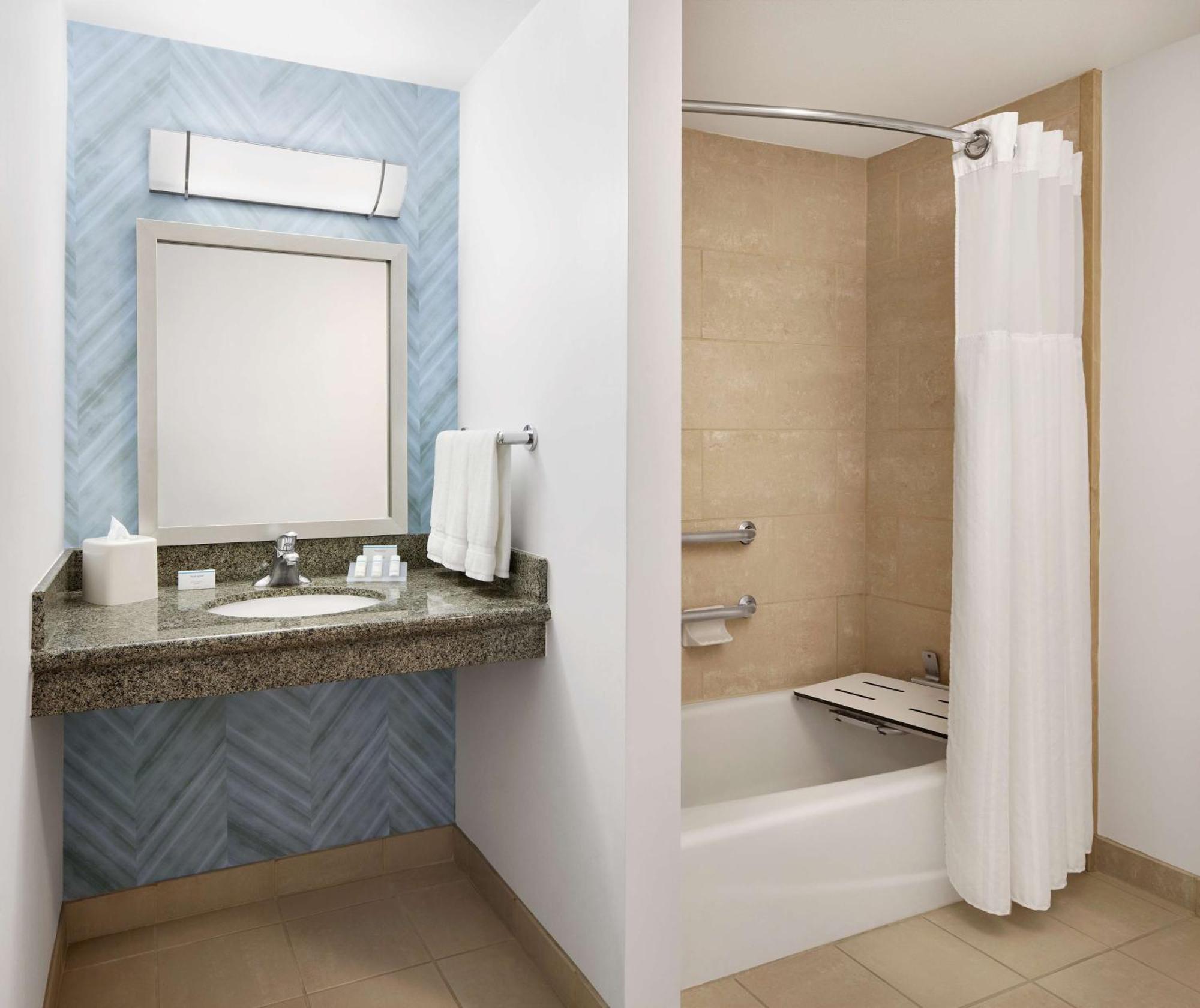 Queen Room with Two Queen Beds and Accessible Tub - Mobility Access,1548861244:JPEG