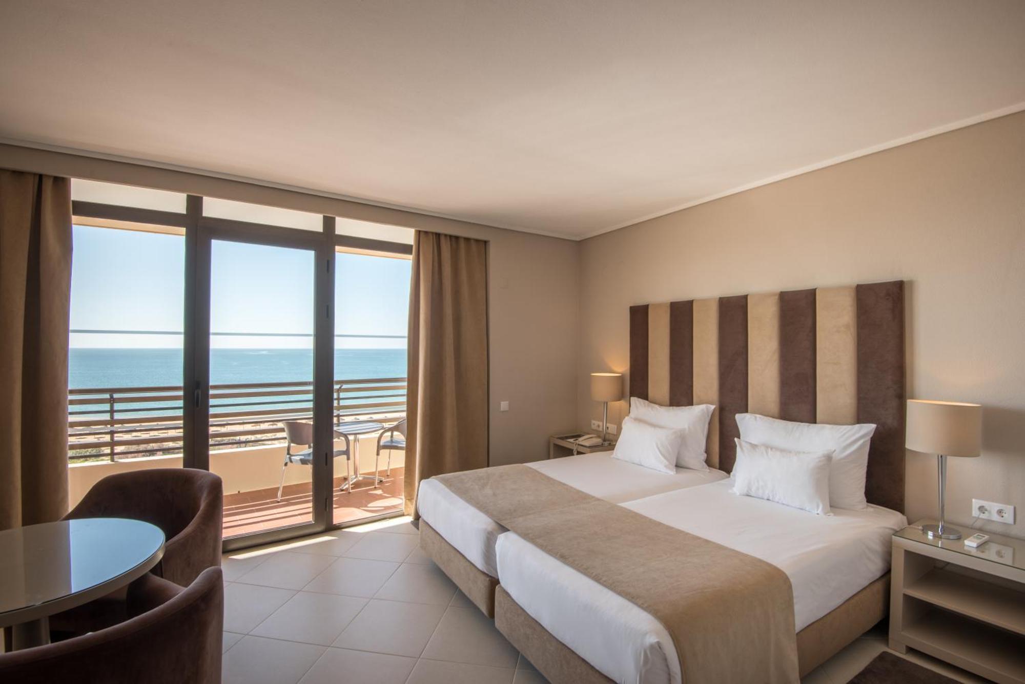 Quarto Twin Superior com Vista Mar e Cama Extra (1 Criança até aos 12 Anos)