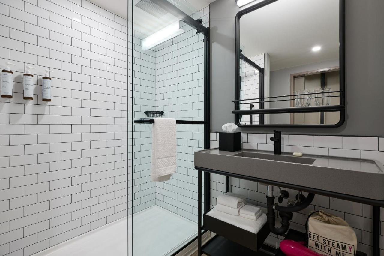 Queen Room Bathtub Mobility Access or Hearing Accessible