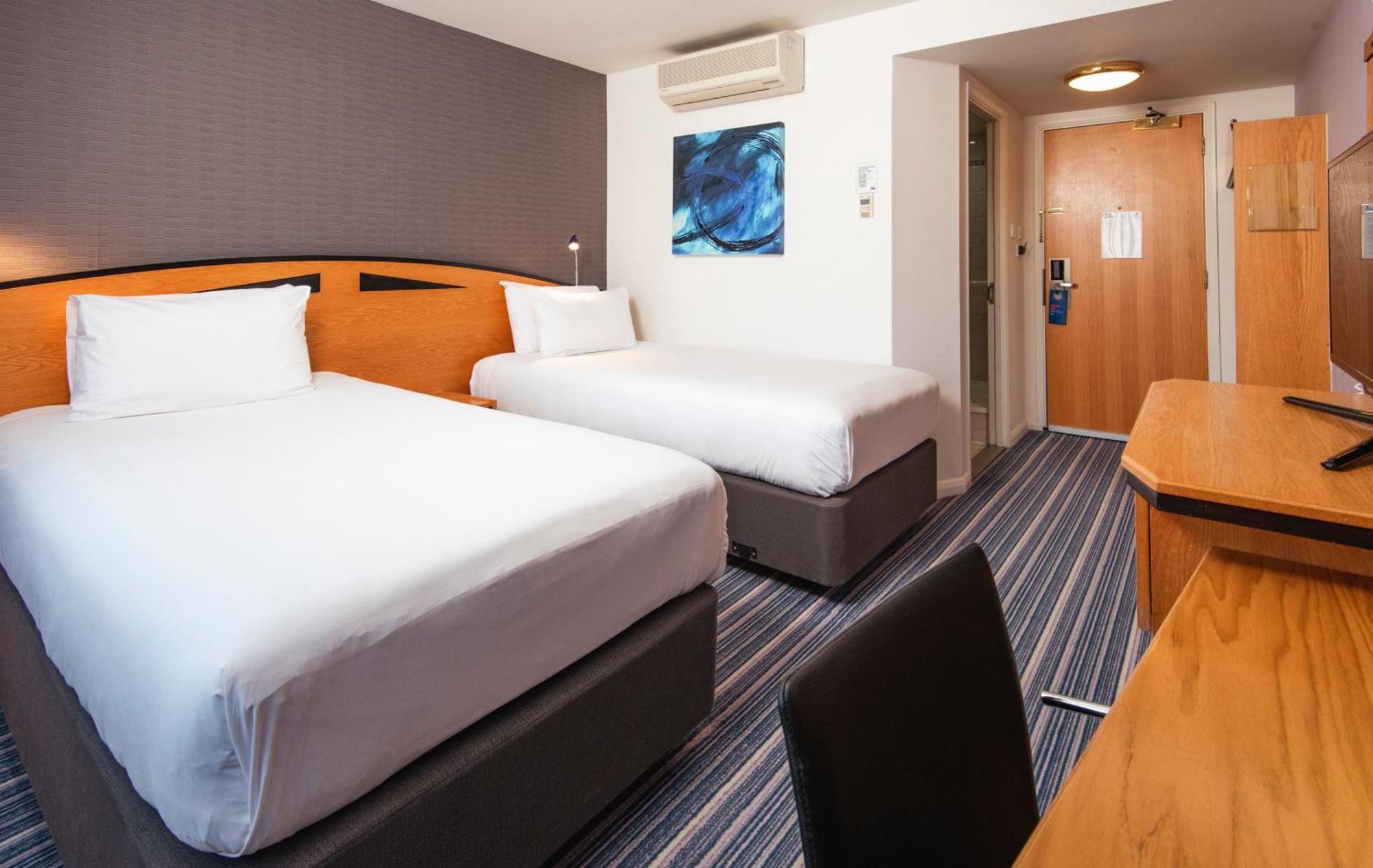 Standaard Tweepersoonskamer met 2 Aparte Bedden en Gratis Warm Ontbijt