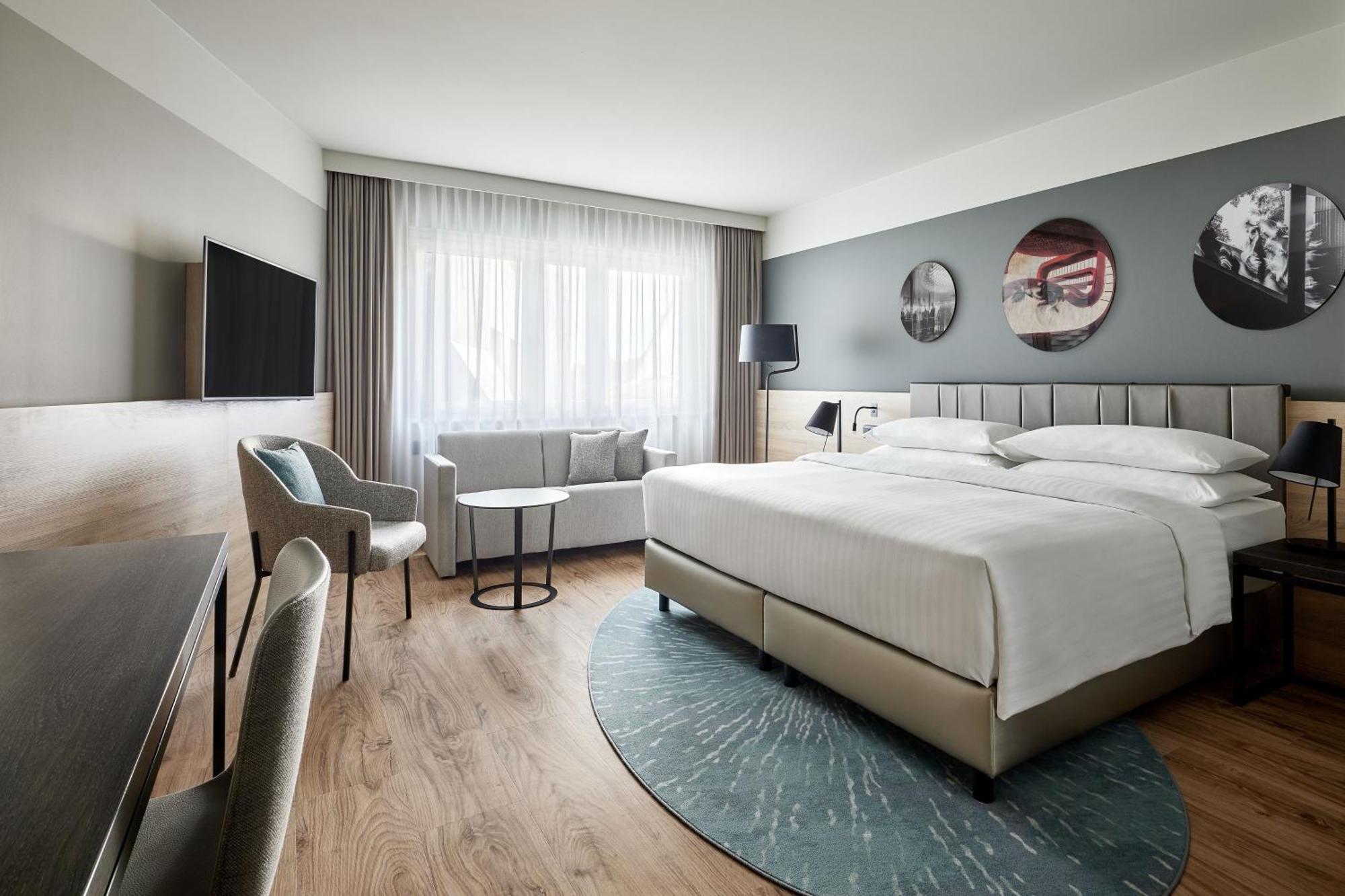 Junior King Suite Club Lounge Access