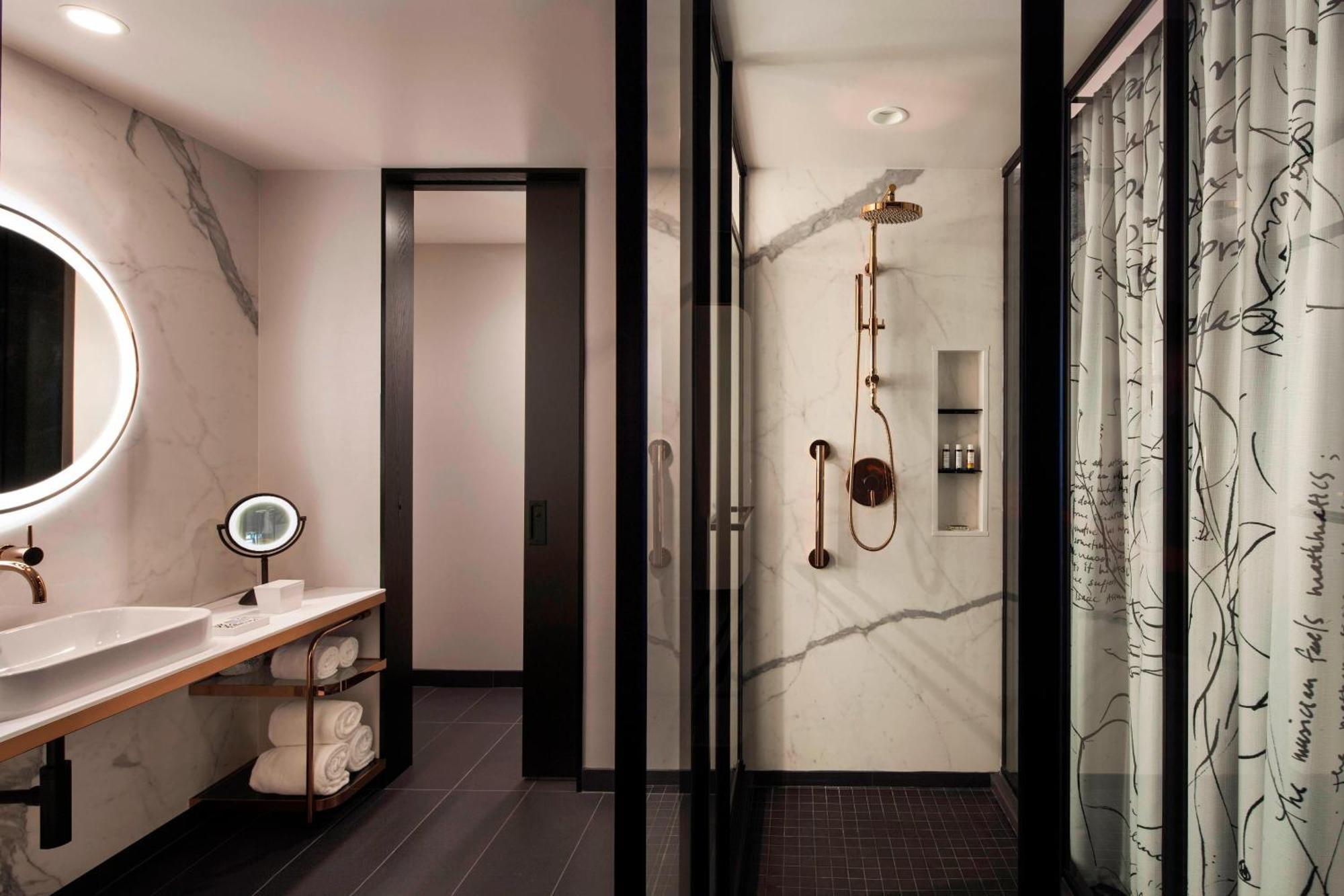 Queen Room,1524129262:JPEG