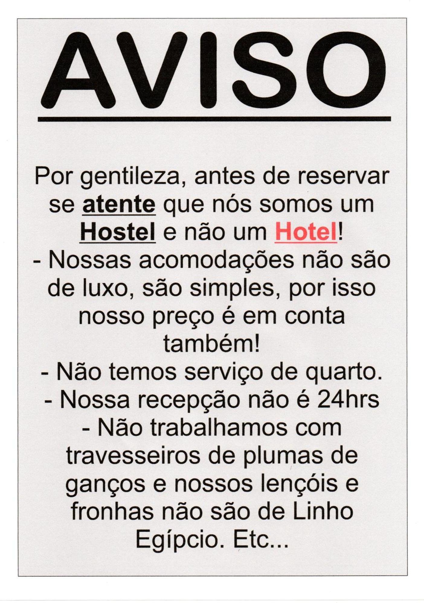 Cama Individual em Dormitório Masculino com Banheiro Compartilhado