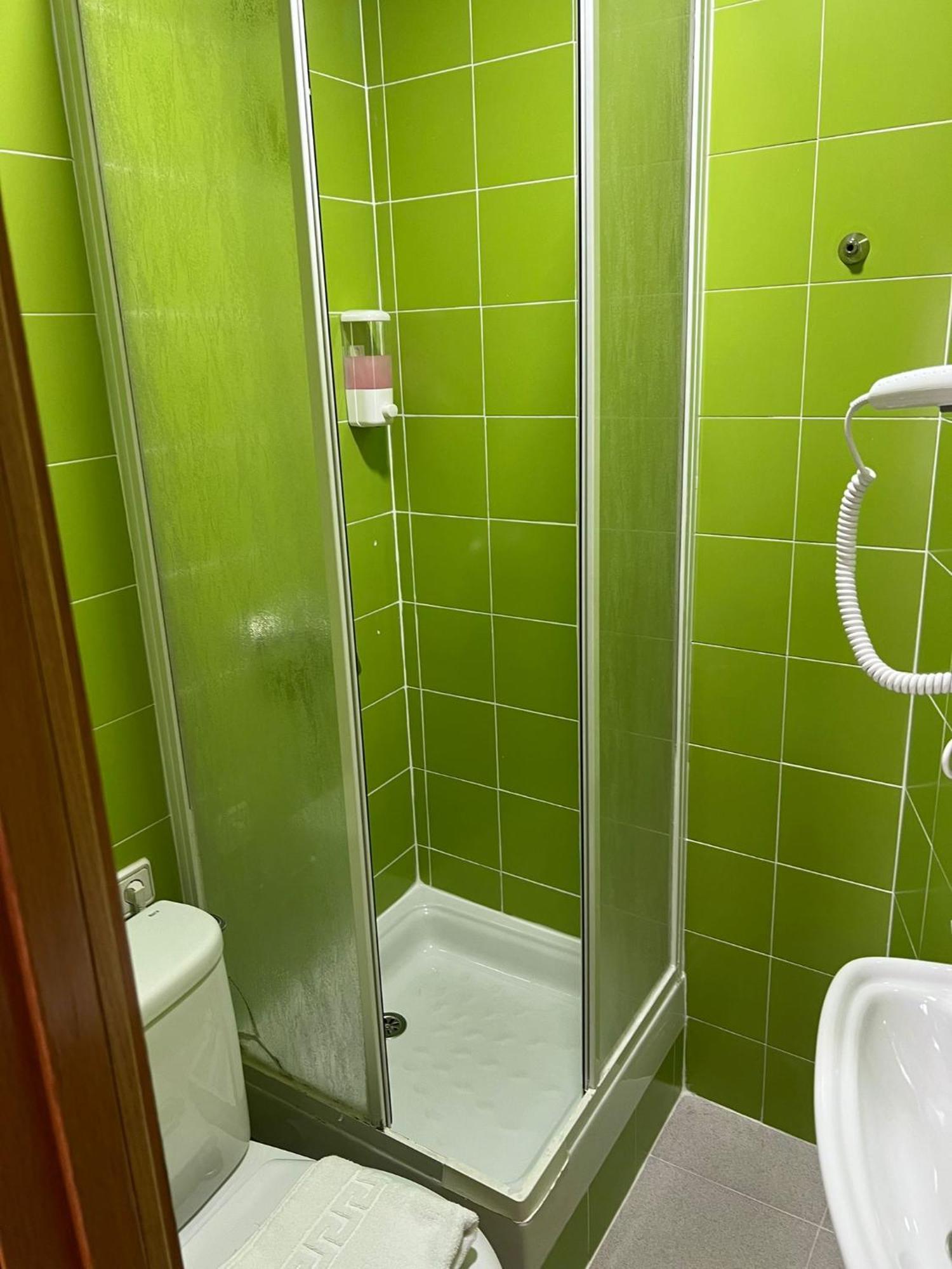Quarto Duplo Pequeno com Casa de Banho Partilhada