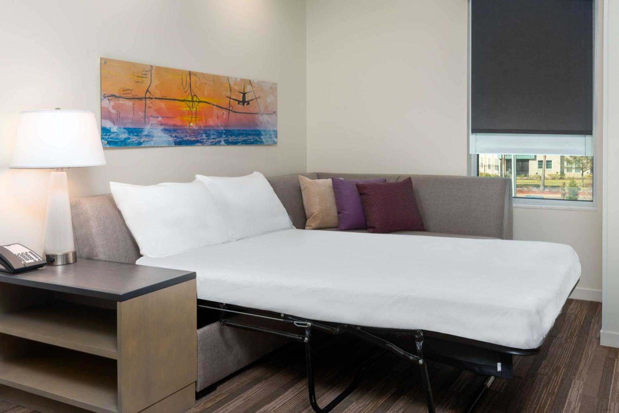 One Bedroom Kitchen Suite Two Queen Beds Sofa Bed,1542150871:JPEG