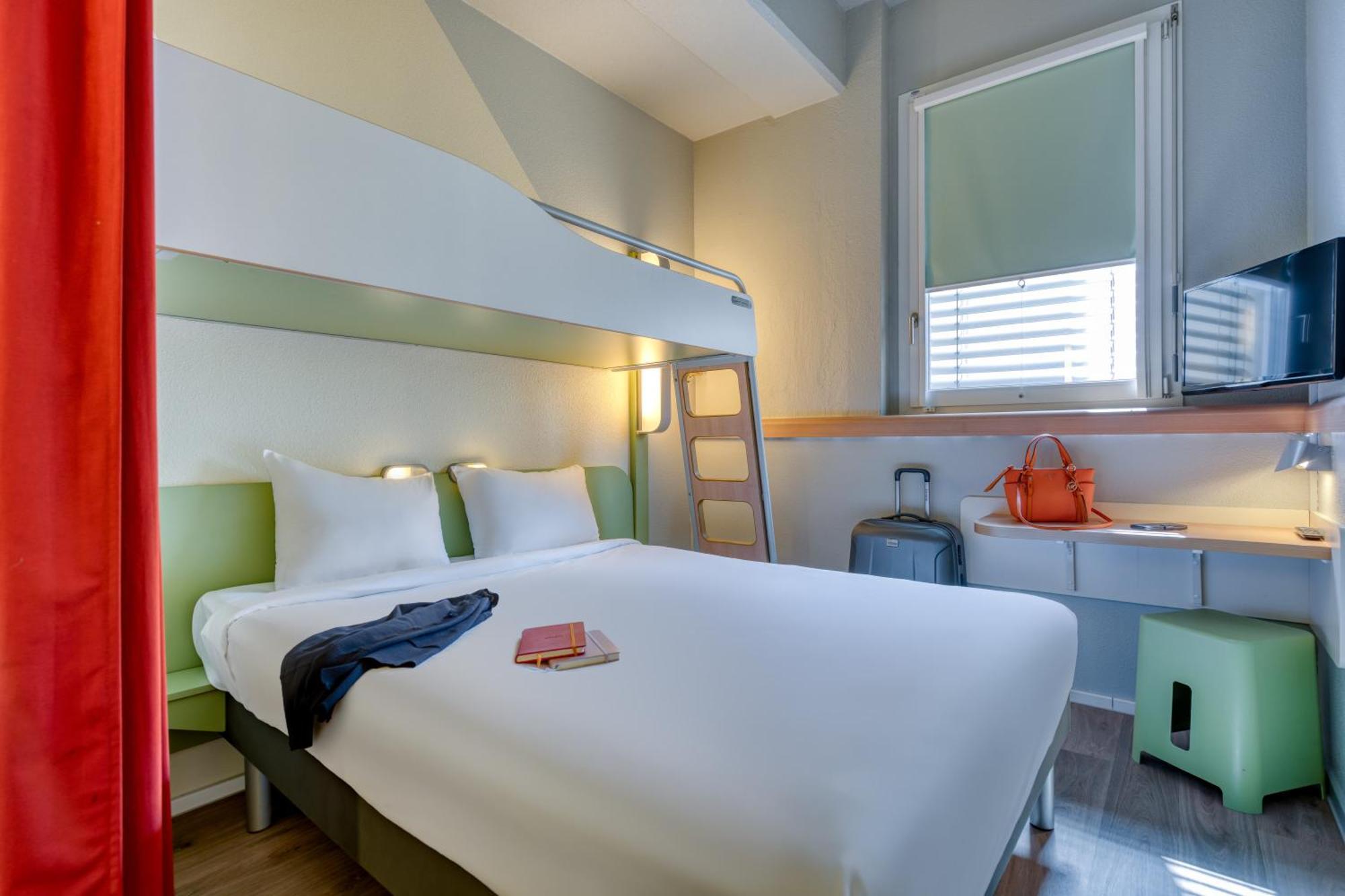 Quarto Triplo com Cama de Casal e Beliche
