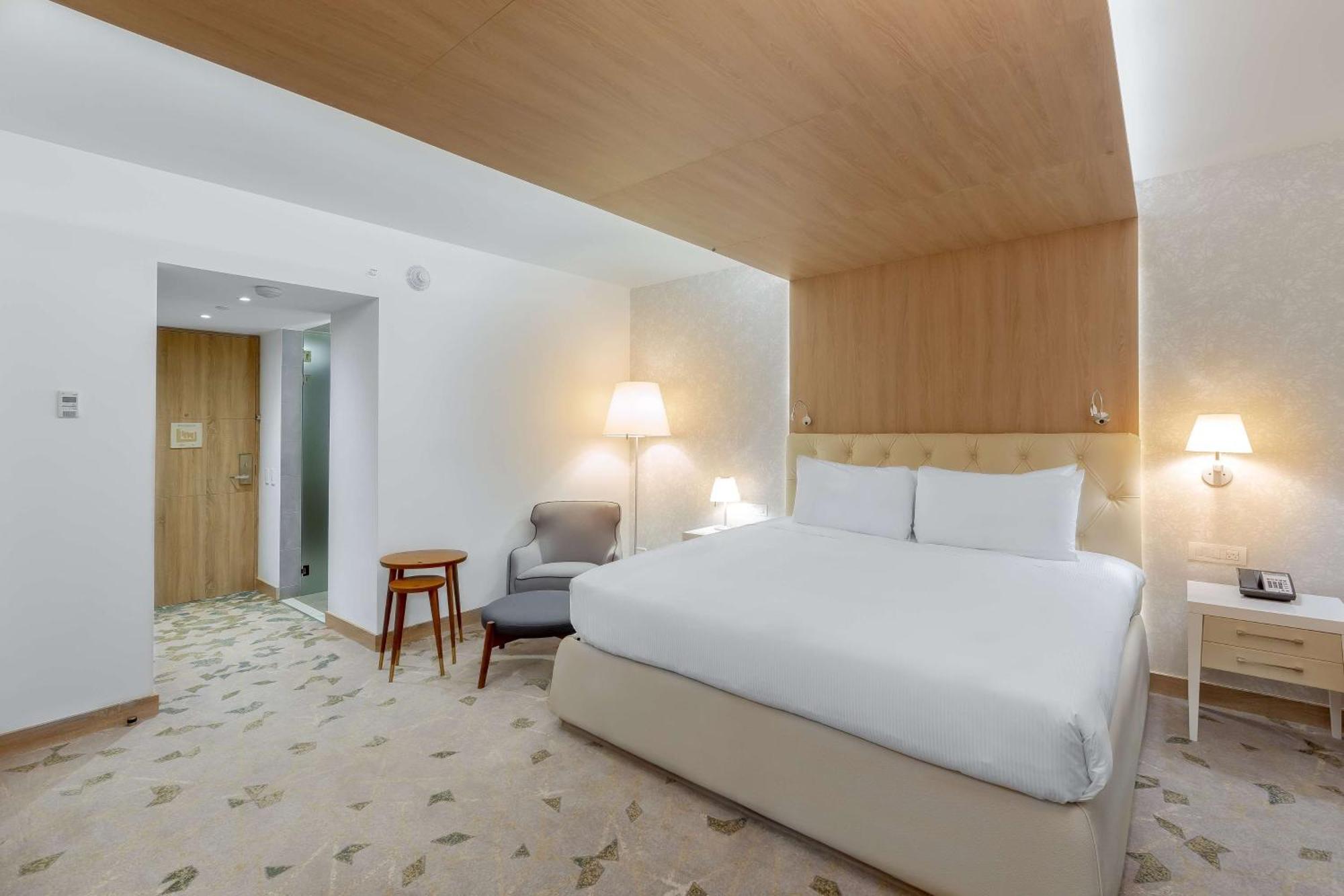 King Room Mobility or Hearing Accessible Roll Shower