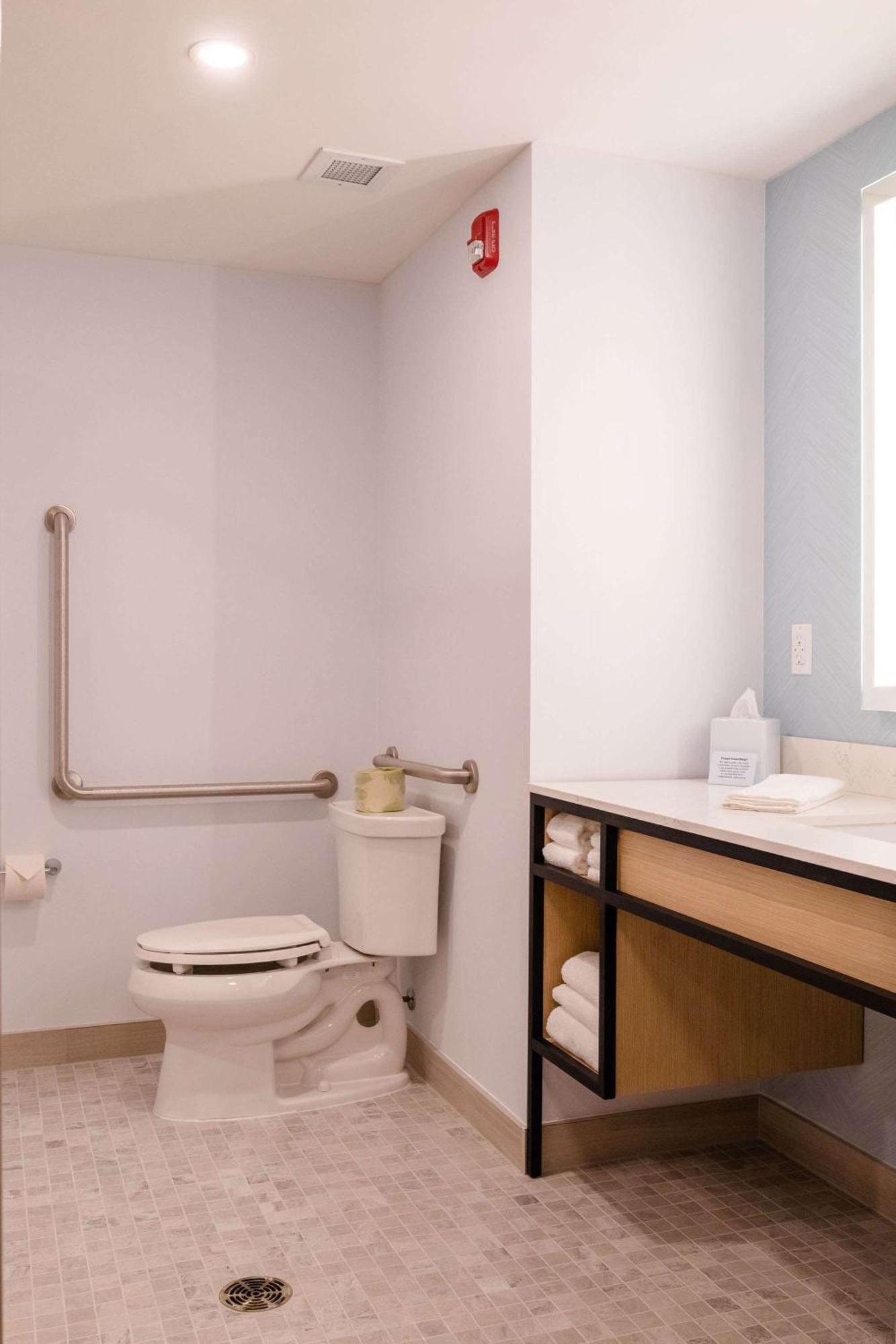 Queen Room with Two Queen Beds - Hearing Access,1551428305:JPEG